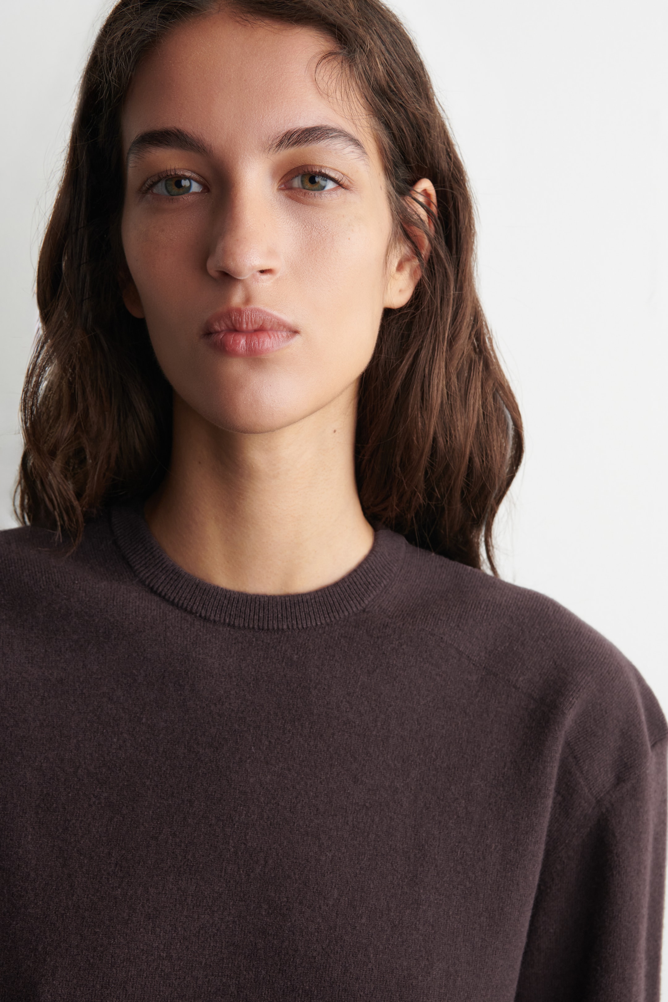 Größeres Bild anzeigen: PULLOVER AUS MERINOWOLLE MIT RUNDHALSAUSSCHNITT - DUNKELBRAUN - Ladies | H&M AT 5