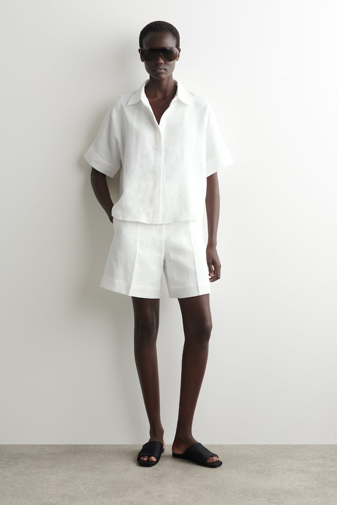 TAILORED ELASTICATED LINEN SHORTS — WHITE