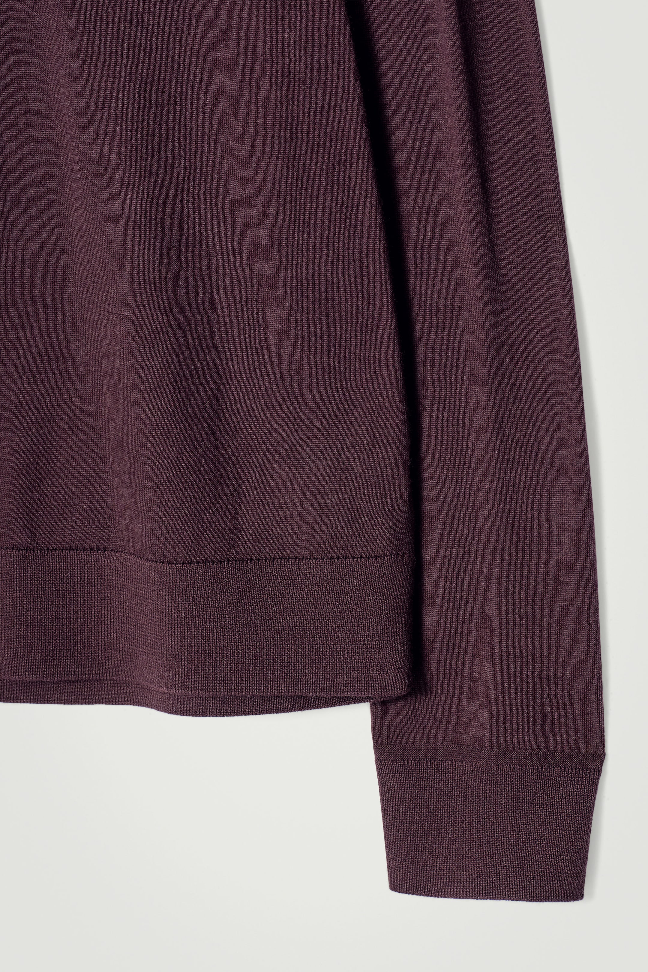 MAGLIONE SLIM GIROCOLLO IN LANA MERINO