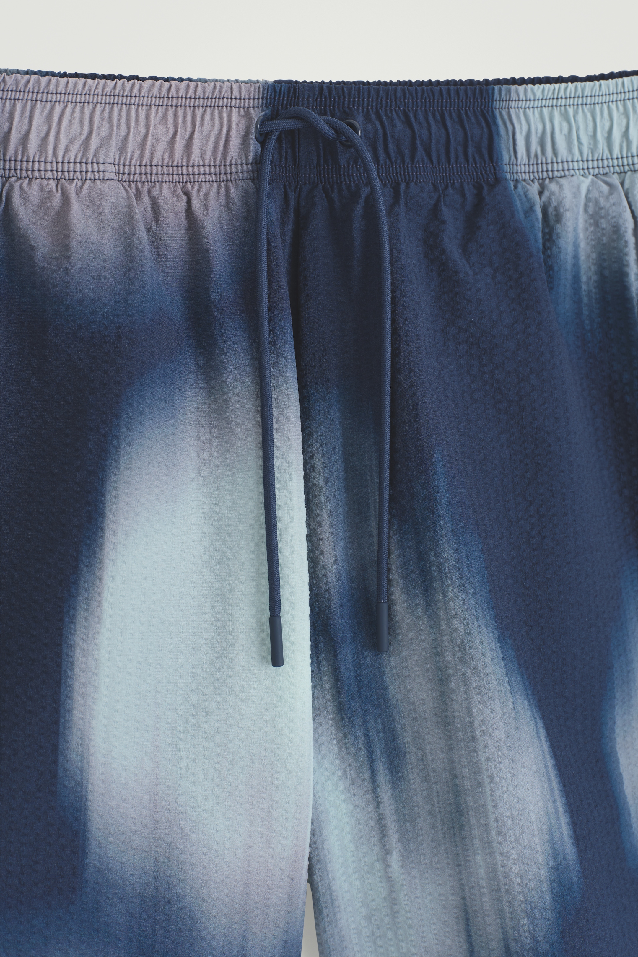 Agrandir l'image: SHORT DE BAIN RAYÉ EN CRÊPE - BLEU / IMPRIMÉ - HOMME | H&M CH 6