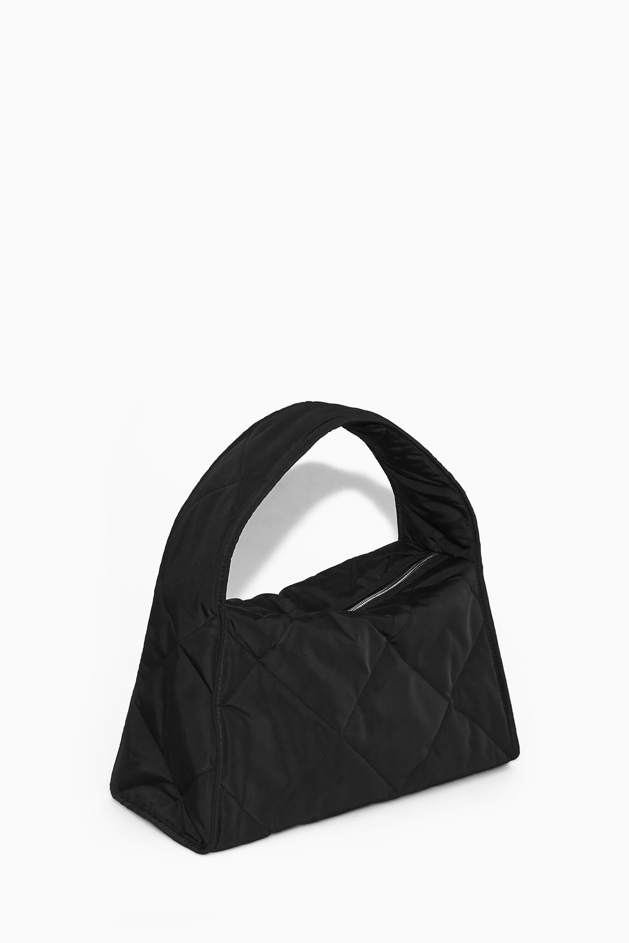 ☆韓国の人気☆【COS】☆DIAMOND QUILTED SHOULDER BAG☆ COS Diamond Quilted Oversized Shoulder Bag Black 1155573001