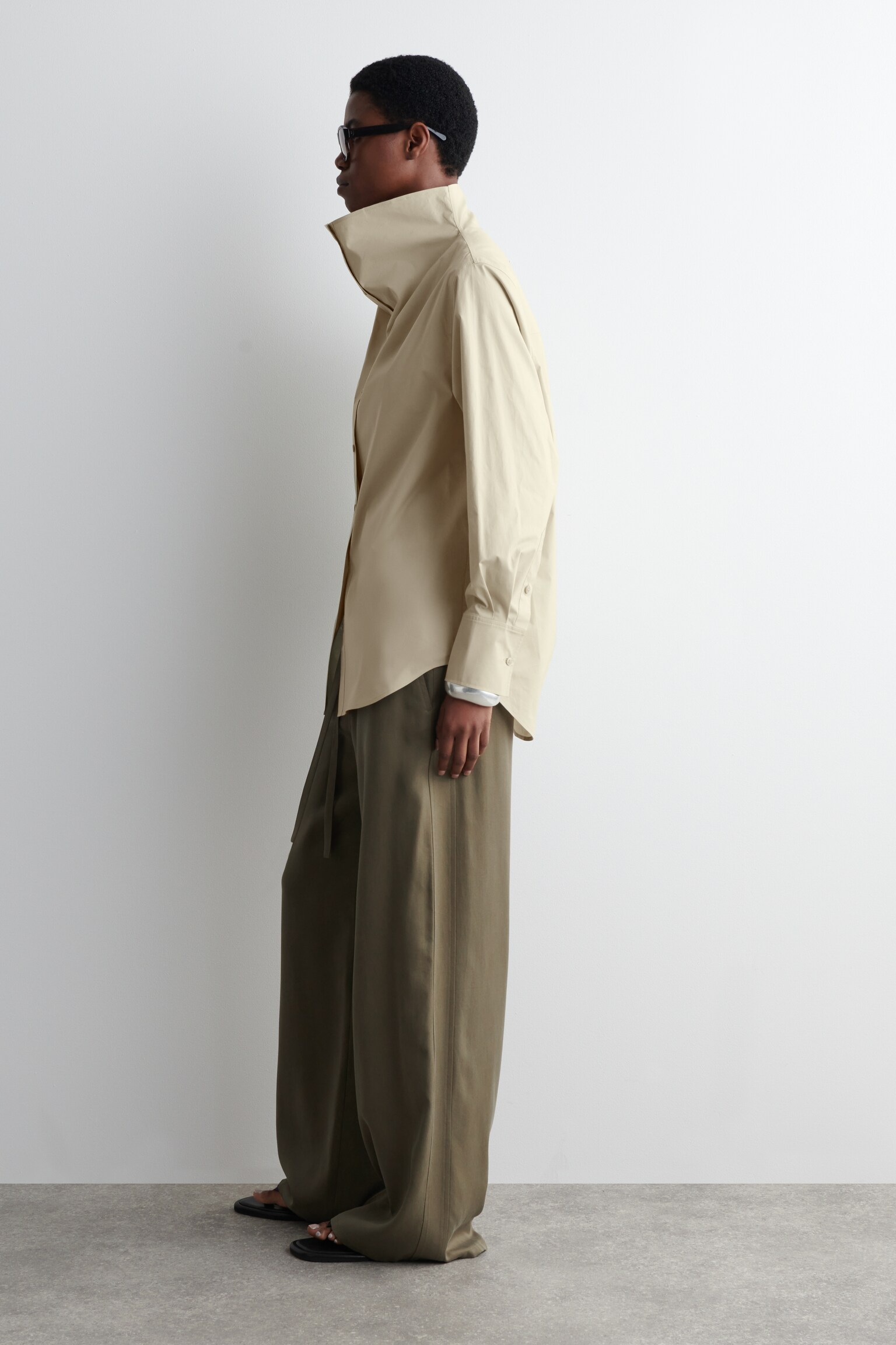 CAMISA CUELLO DE EMBUDO RELAXED FIT - CAQUI - 3