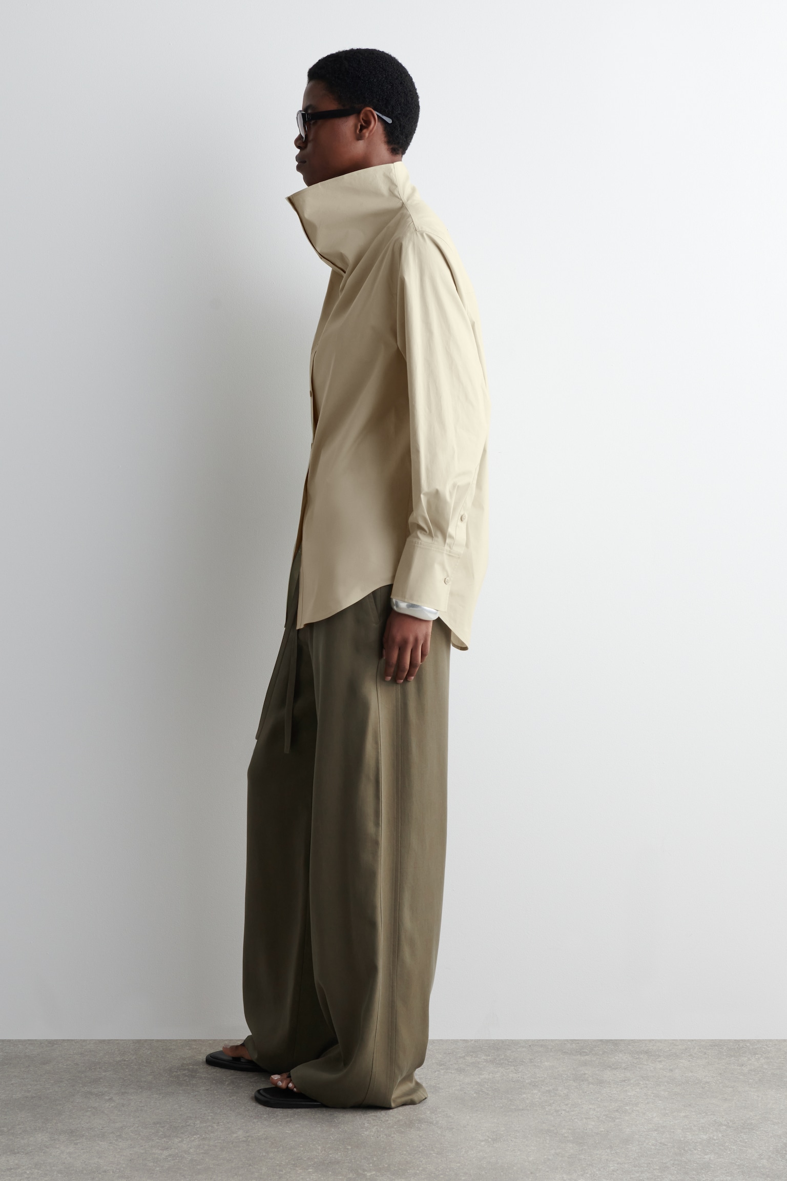 CAMISA CUELLO DE EMBUDO RELAXED FIT - CAQUI - 3