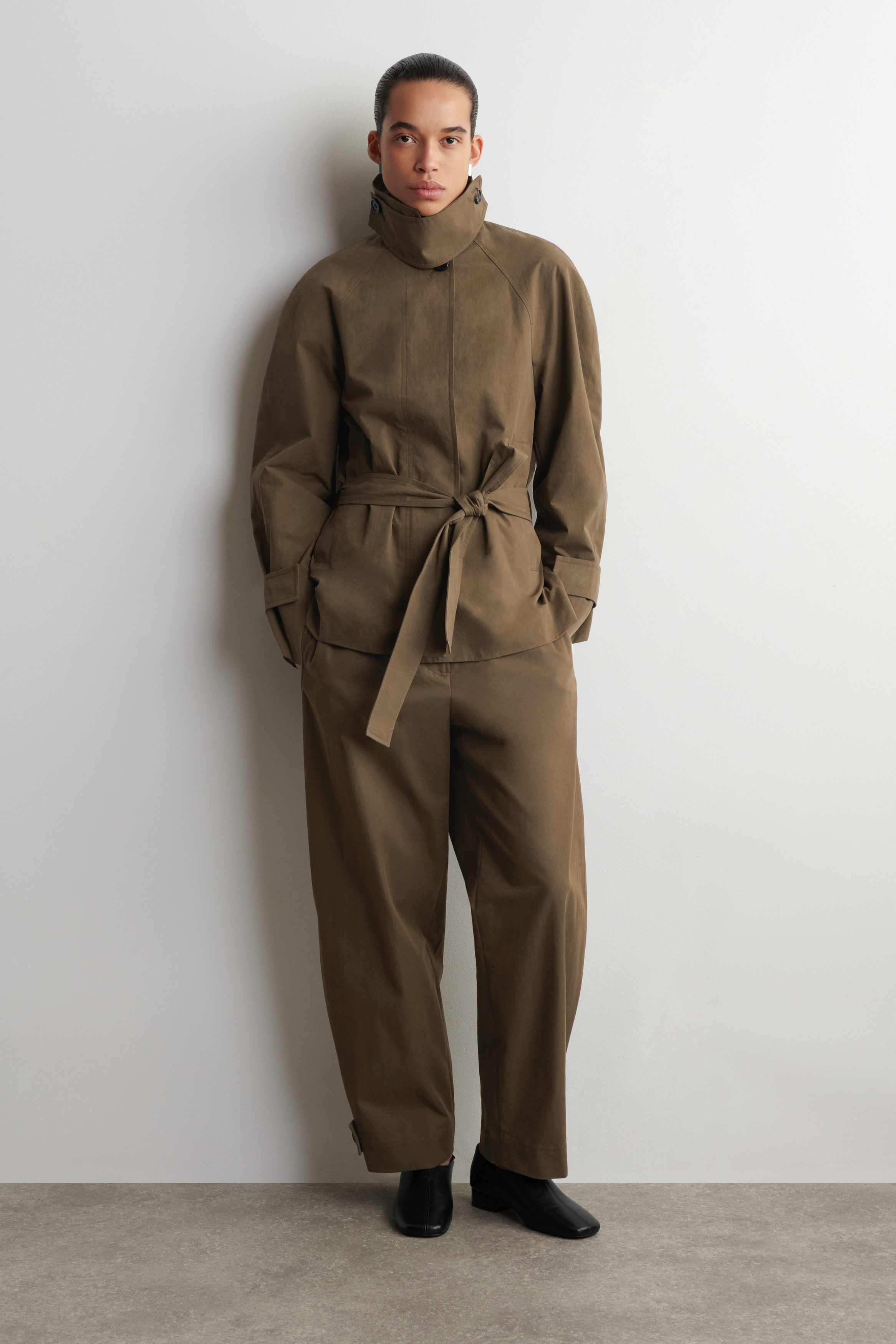 BELTED COTTON SHORT TRENCH COAT - BROWN | COS US