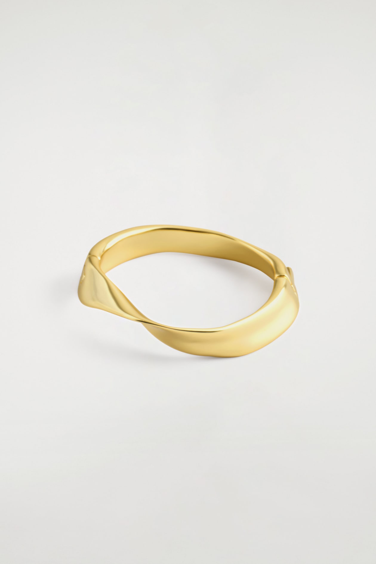TWISTED RIBBON BRACELET — GOLD