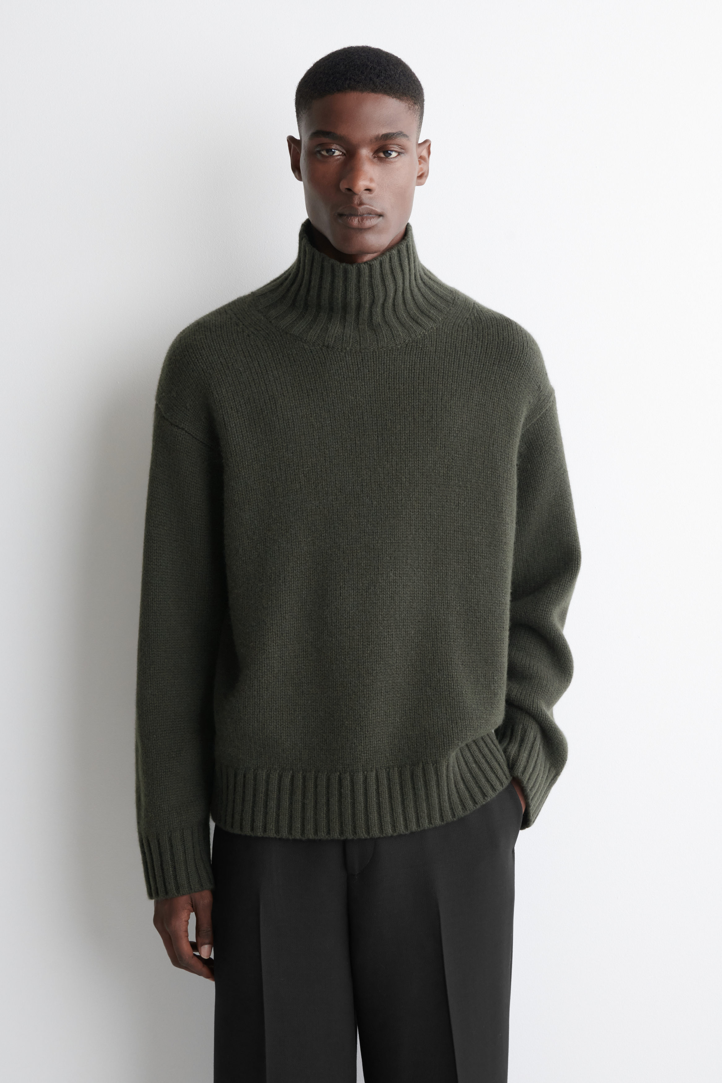 値下げ我谷風盆　約31.5cm×約21cm×約3.5cm CHUNKY CASHMERE FUNNEL-NECK SWEATER - DARK GREEN | COS