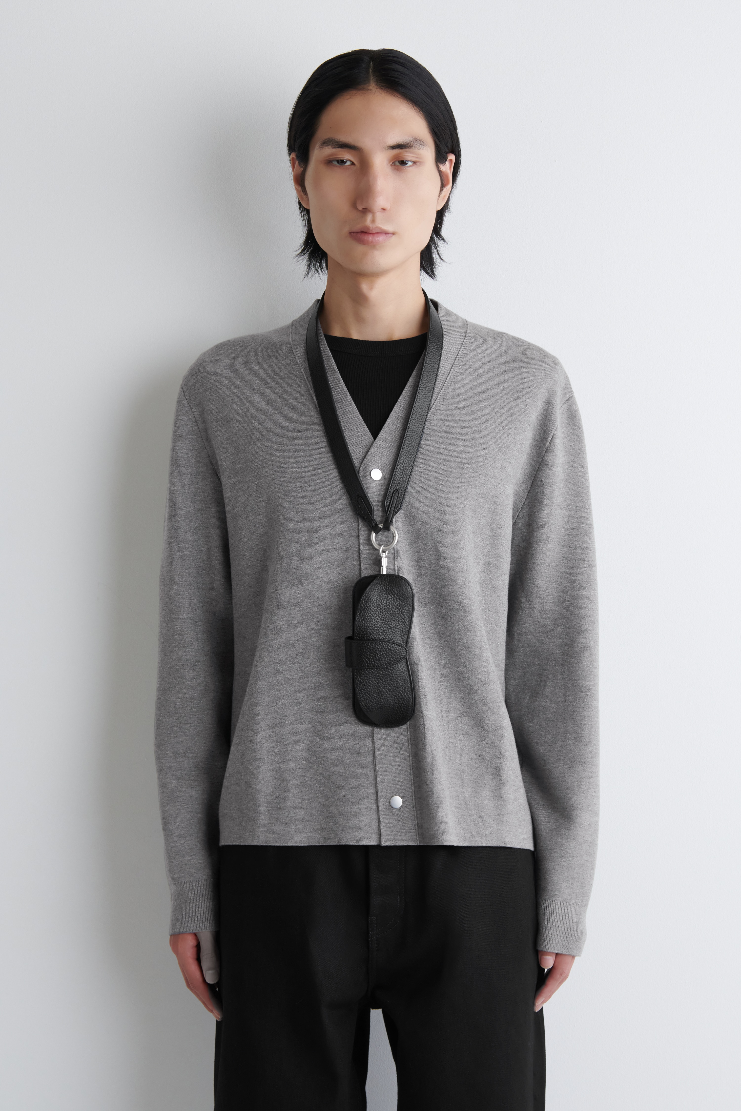 KOŽENÉ POUZDRO NA SLUNEČNÍ BRÝLE S PŘÍVĚSKEM - ČERNÁ