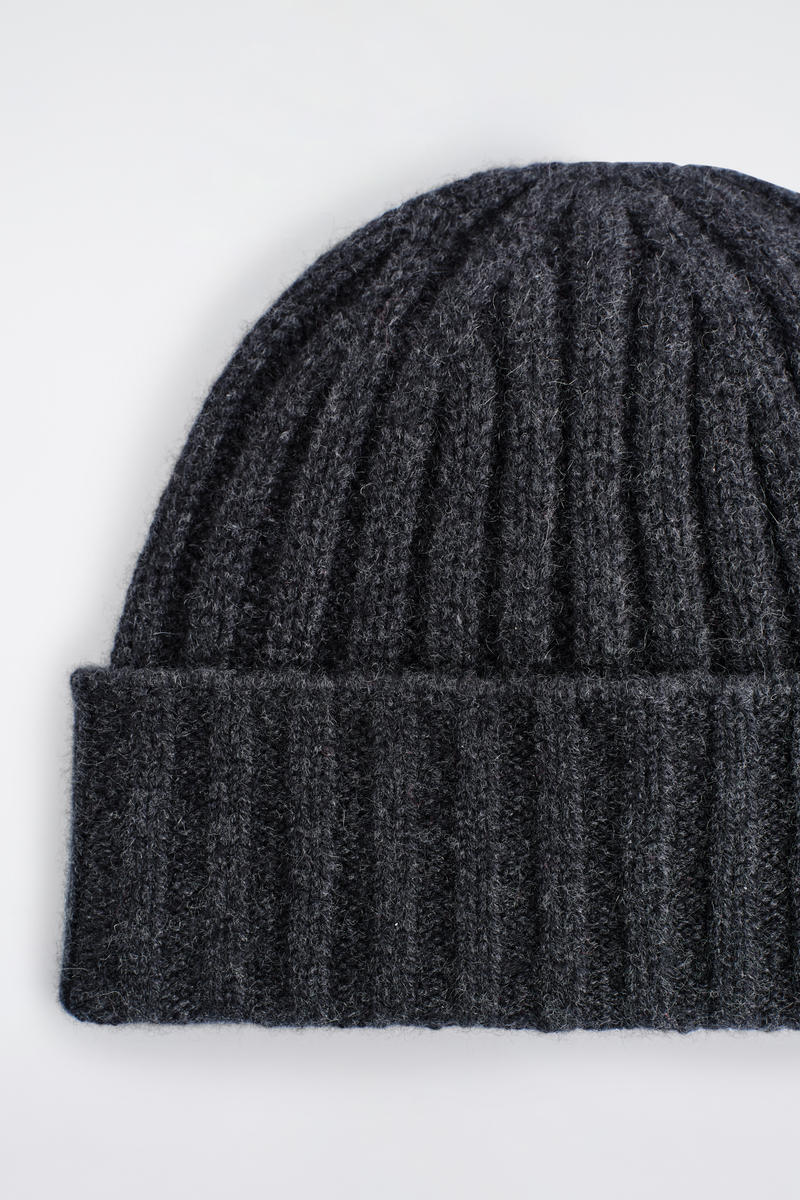 Cos Chunky Ribbed Cashmere Beanie In Black