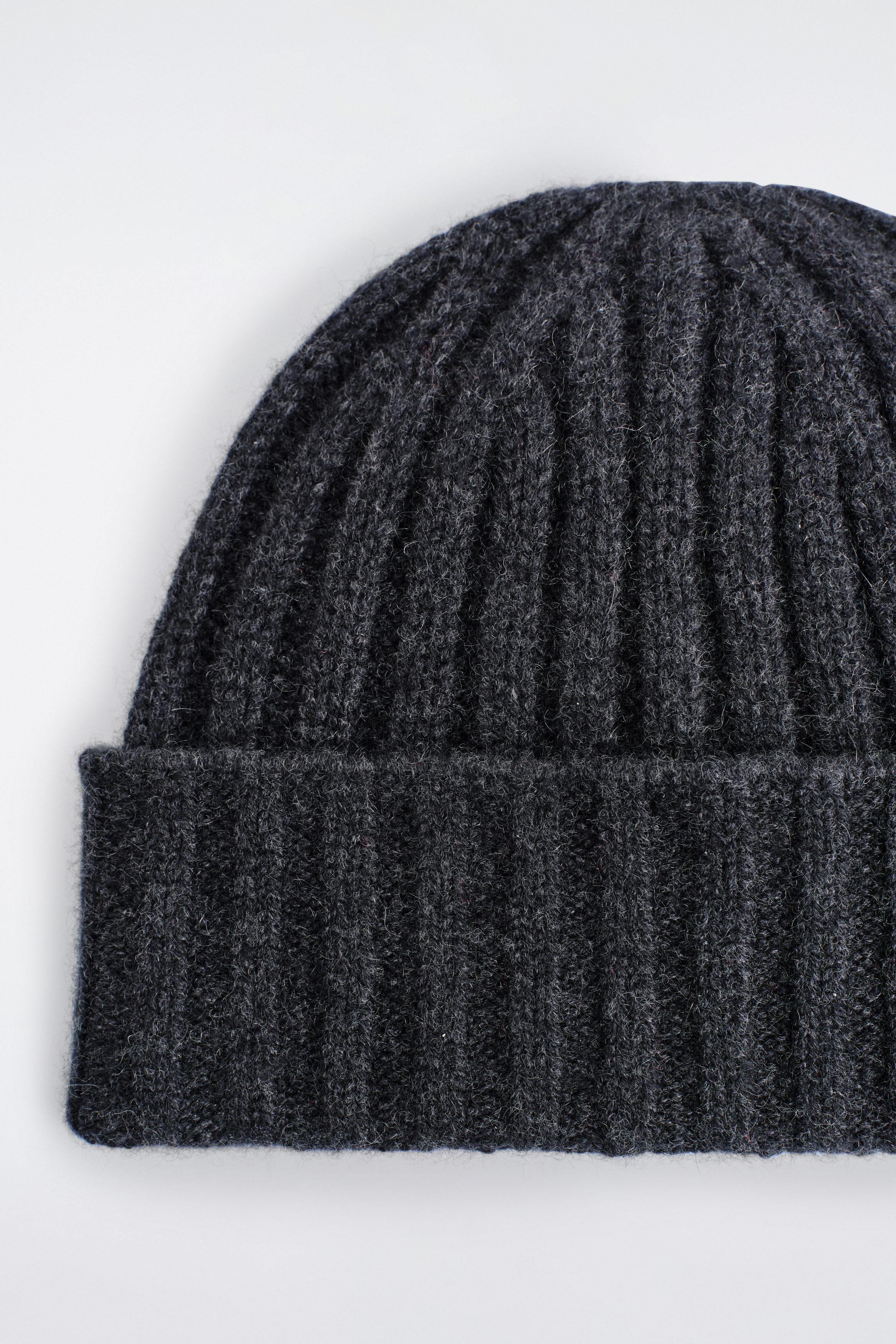 CHUNKY RIBBED CASHMERE BEANIE - BLACK MÉLANGE | COS