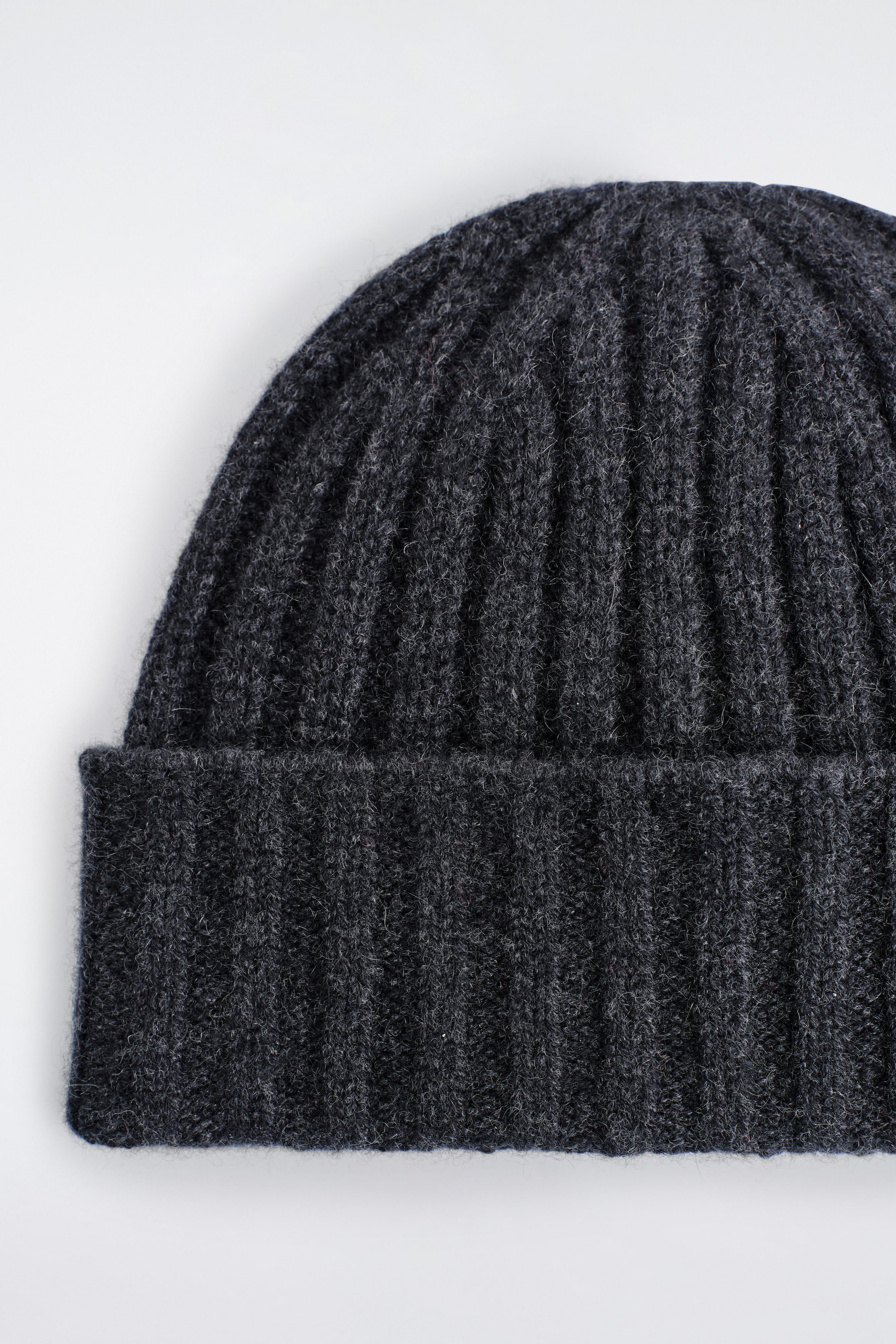 CHUNKY RIBBED CASHMERE BEANIE