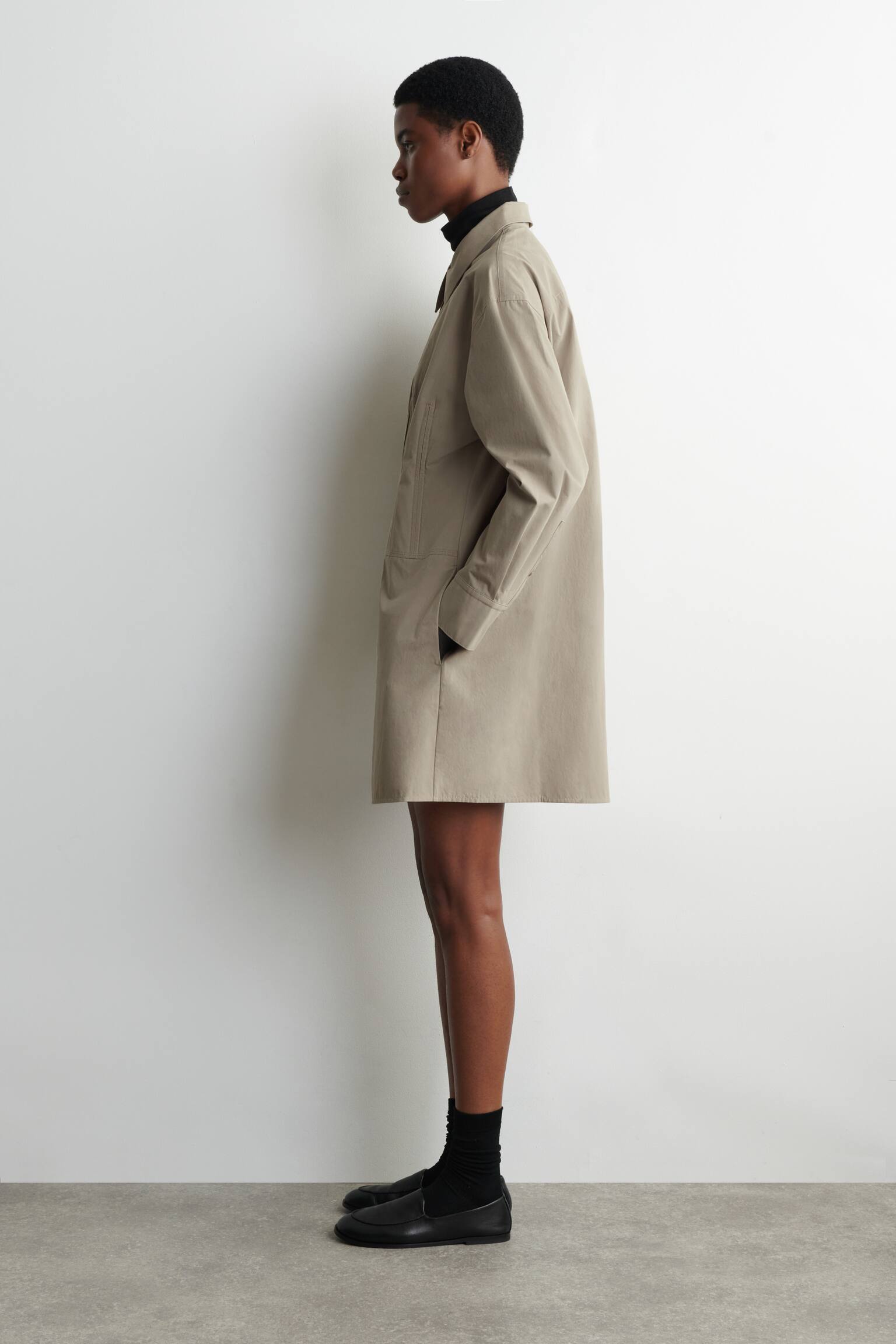 HEMDKLEID AUS BAUMWOLLE MIT GÜRTEL - GRAU - 7