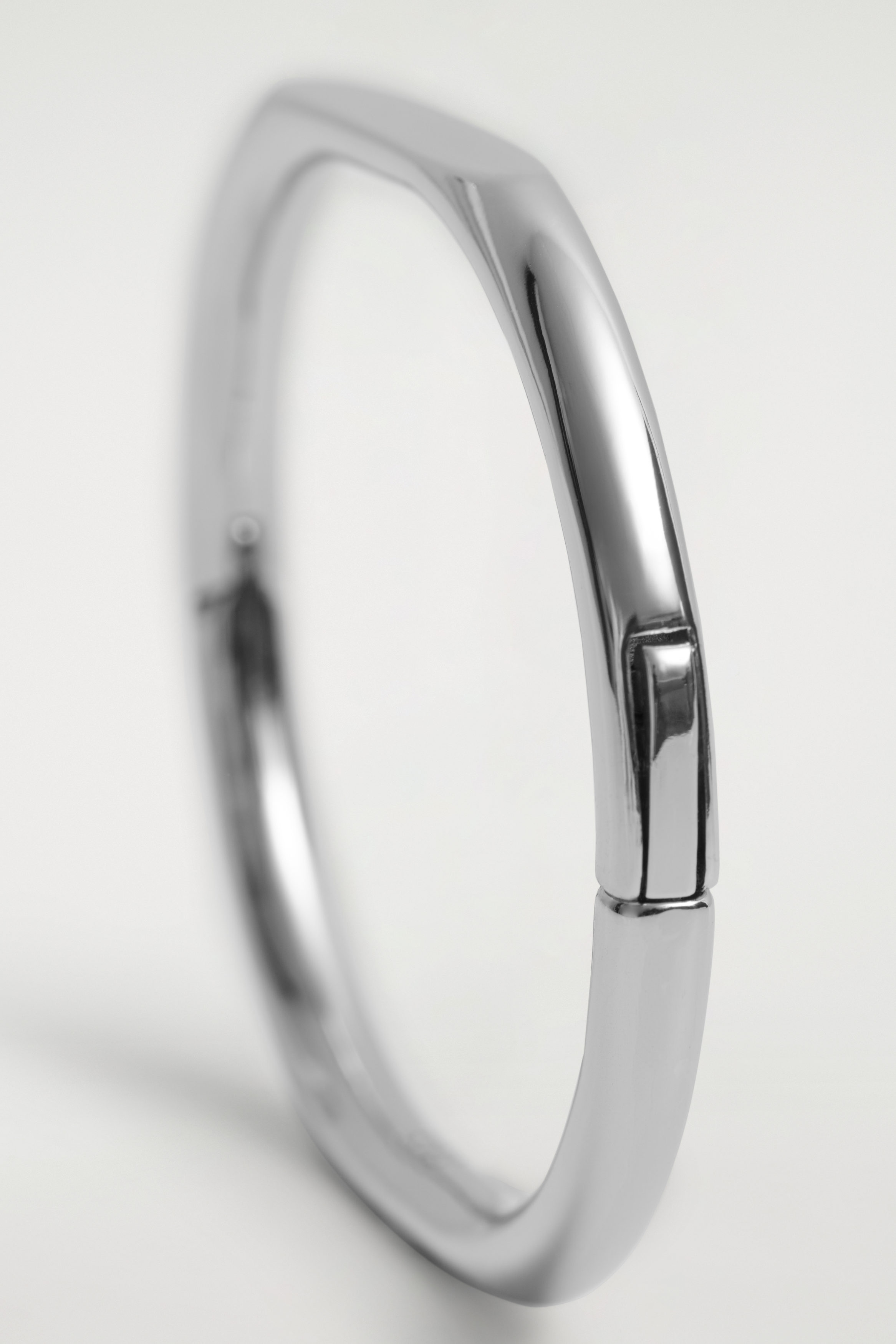 【L'Appartement】 で購入した bangle SCULPTED BANGLE - SILVER | COS