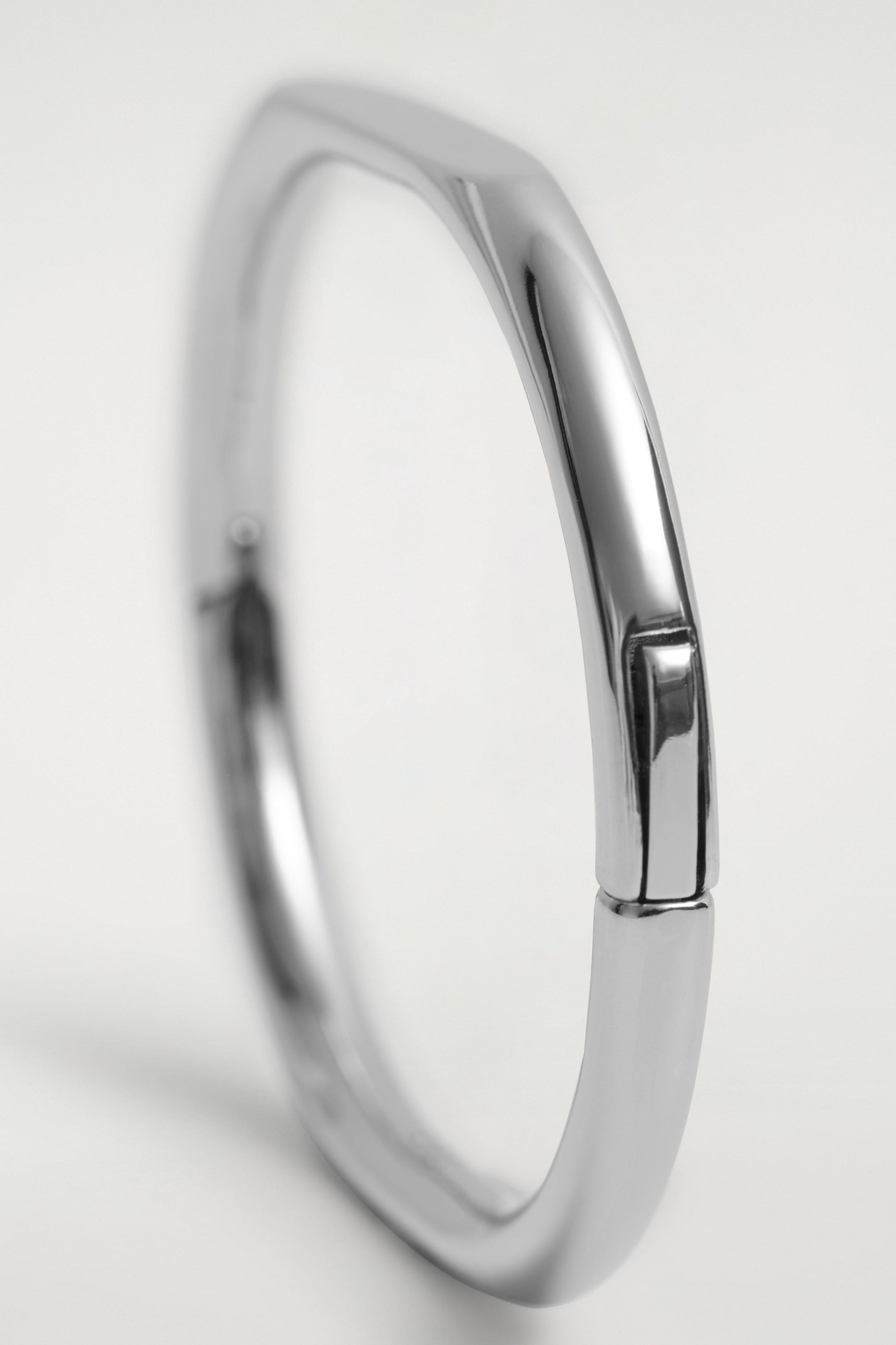 SCULPTED BANGLE