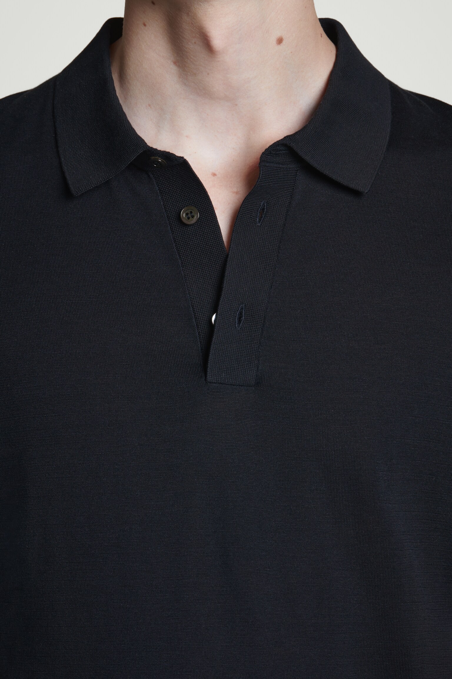 SCHMAL GESCHNITTENES POLOSHIRT AUS SEIDENSTRICK - NAVYBLAU/SCHWARZ - 4
