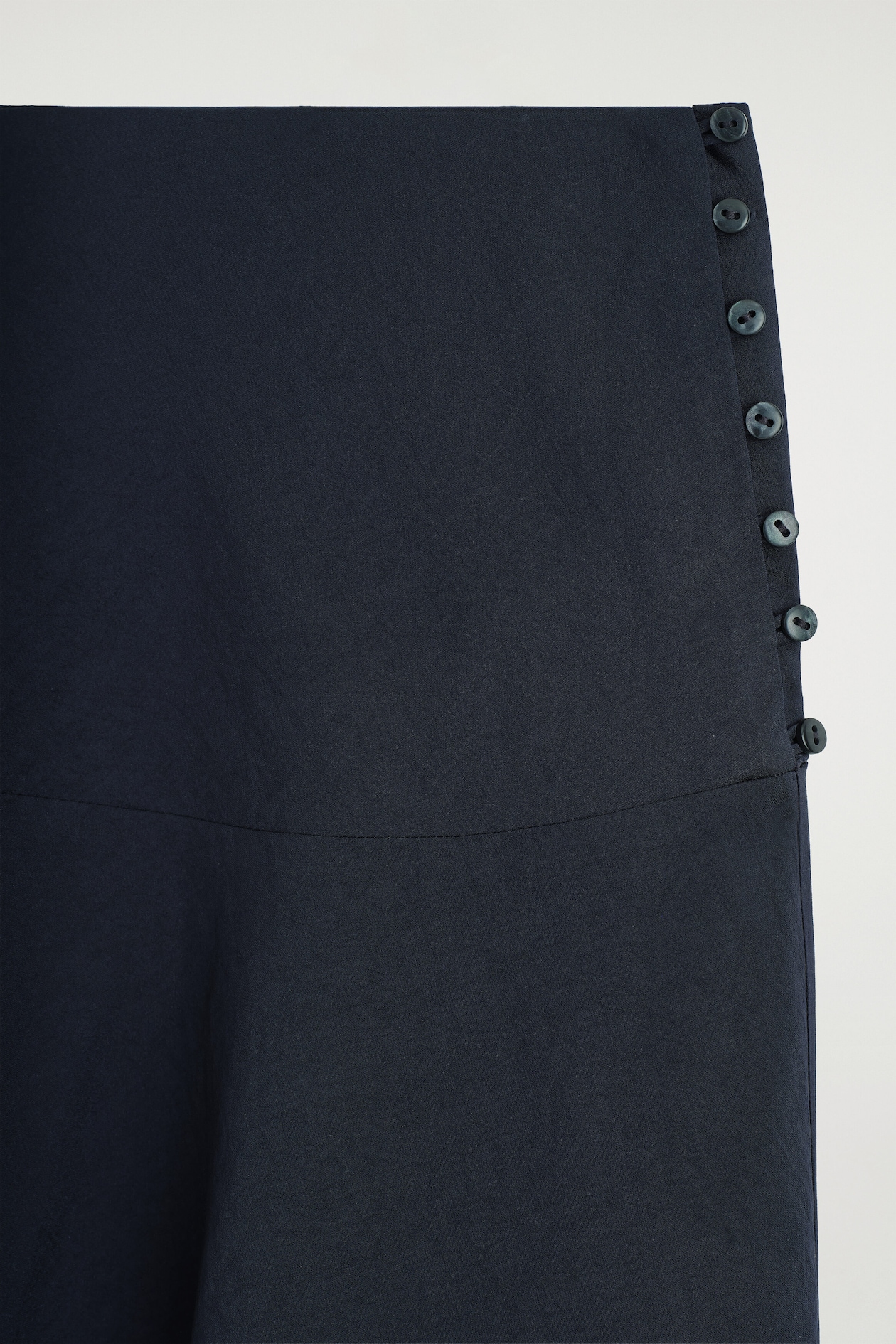 BUTTON-DETAIL FLUID MIDI SKIRT — NAVY