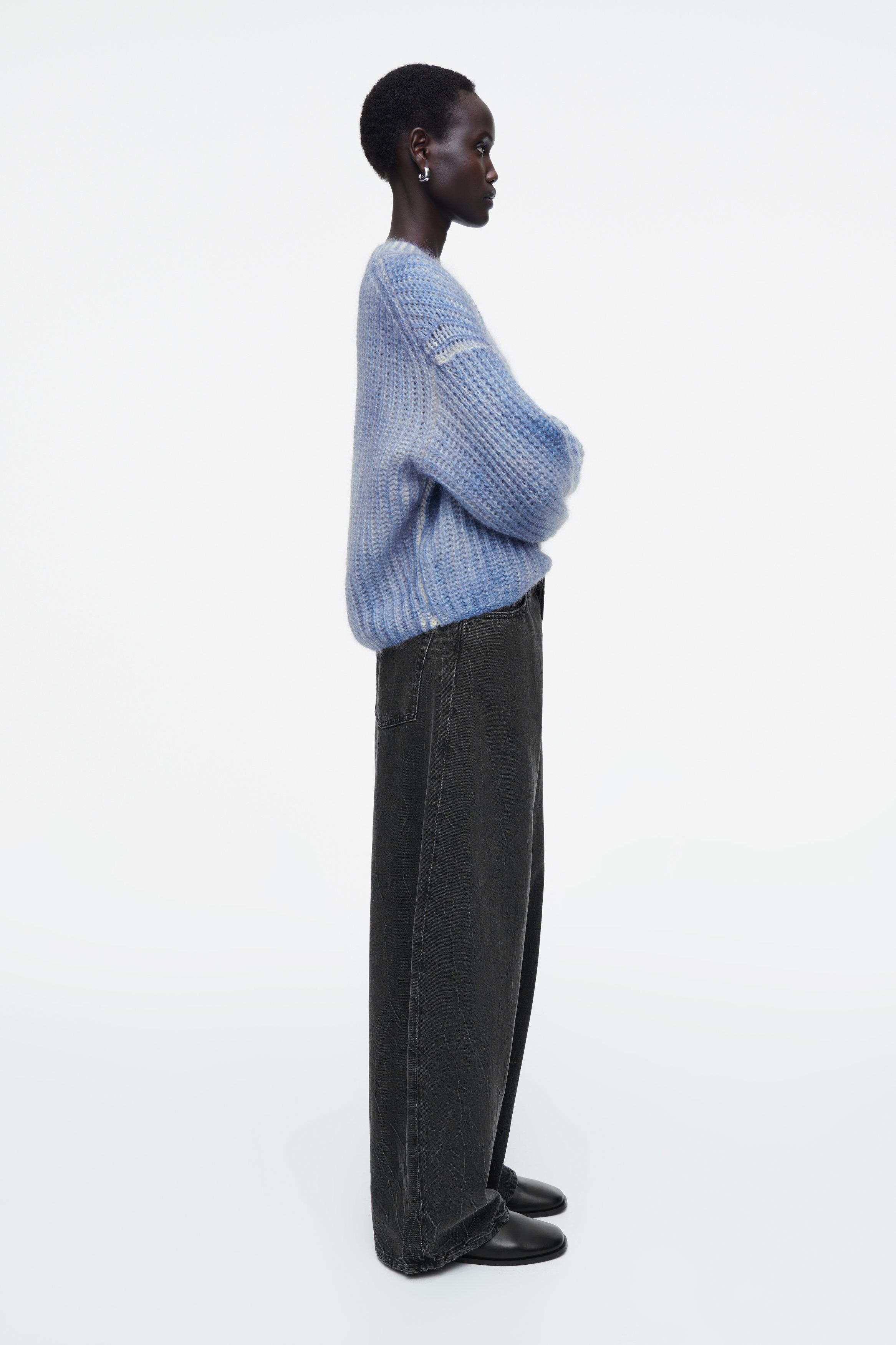 SPRAY-EFFECT MOHAIR V-NECK JUMPER - BLUE | COS