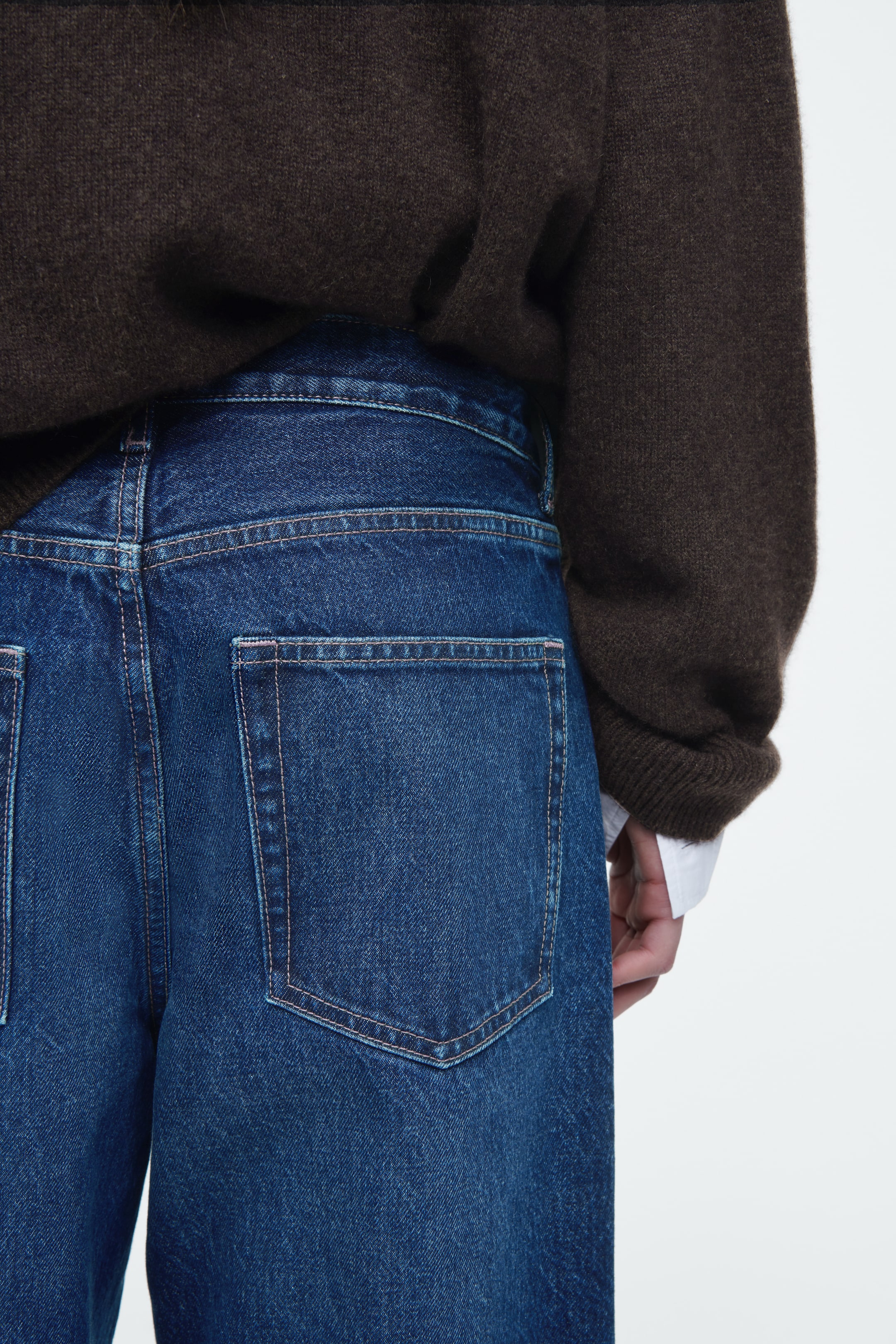 Visa större bild: FACADE JEANS MED RAKA BEN - MÖRKBLÅ - DAM | H&M SE 4