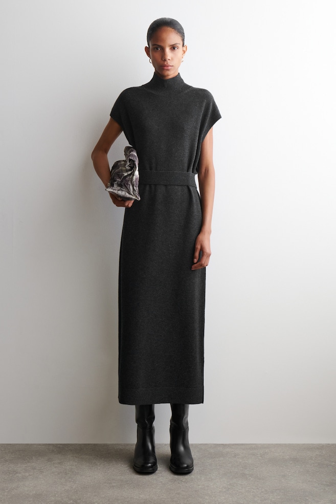 BELT-DETAIL MERINO WOOL MOCK-NECK DRESS — DARK-GRAY MÉLANGE