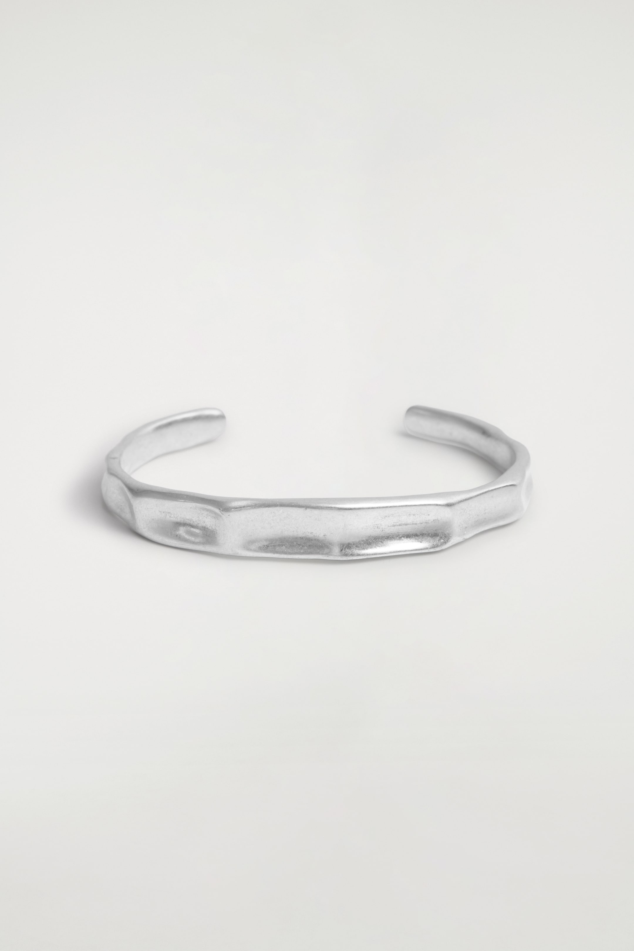 Größeres Bild anzeigen: GEHÄMMERTE ARMSPANGE - SILBER - Men | H&M AT 2