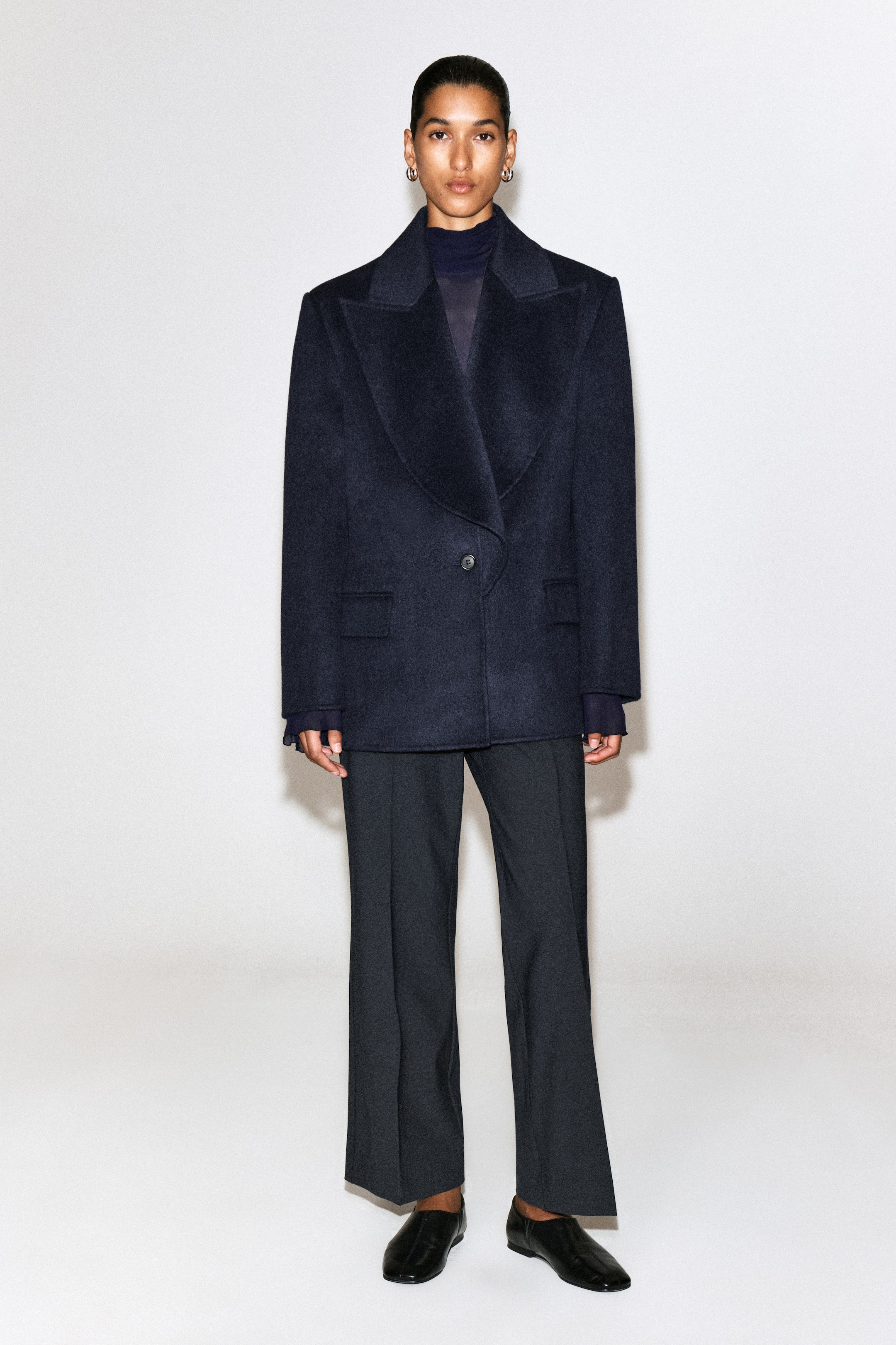 Grotere afbeelding bekijken: De twill cropped flared broek, van voren afgebeeld, valt in een relaxed fit met scherpe persplooien die langs het midden van elk been lopen. De broek valt op een cropped lengte net boven de enkel en laat een subtiele uitlopende zoom zien.