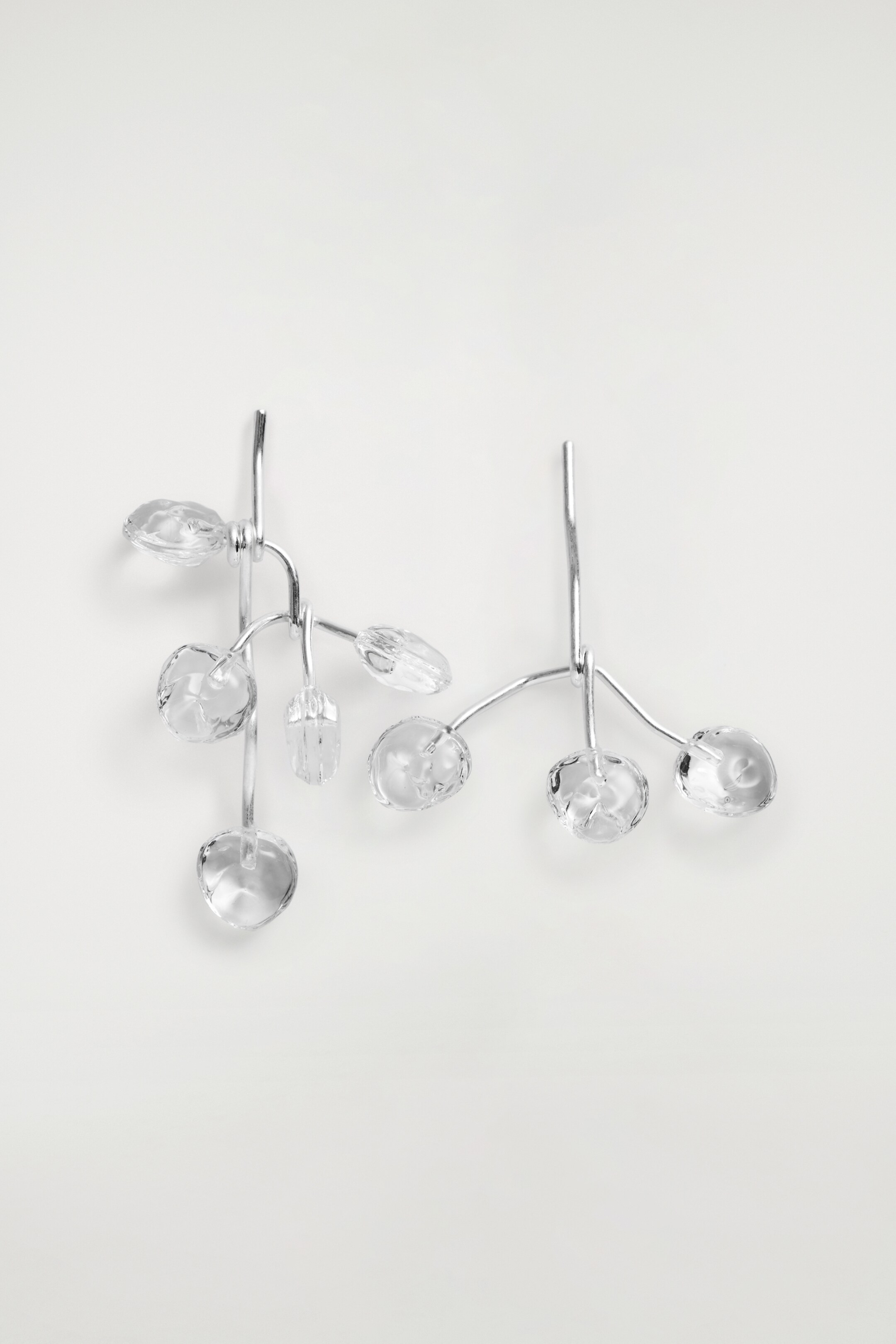 Visualizza immagine più grande: ORECCHINI IN VETRO A CASCATA SPAIATI - TRASPARENTE / ARGENTO - DONNA | H&M IT 3