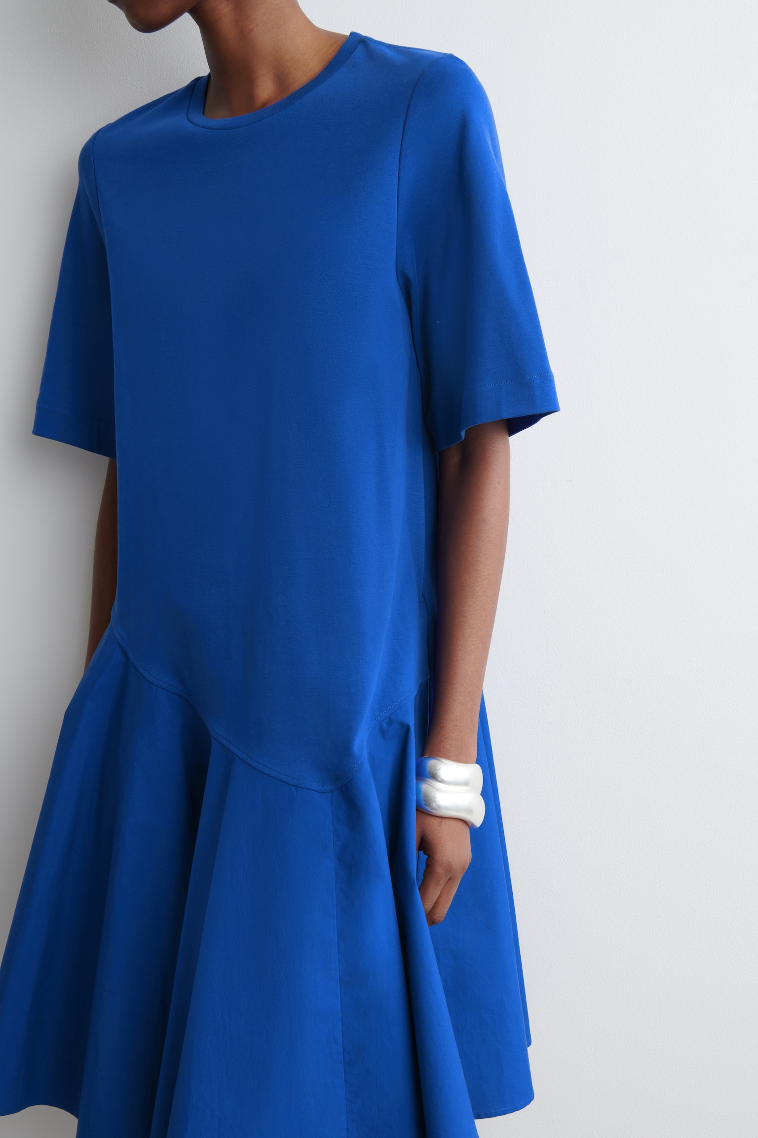 VESTIDO CAMISETA CORTO ASIMÉTRICO - COBALTO/PISTACHO/NEGRO - 4