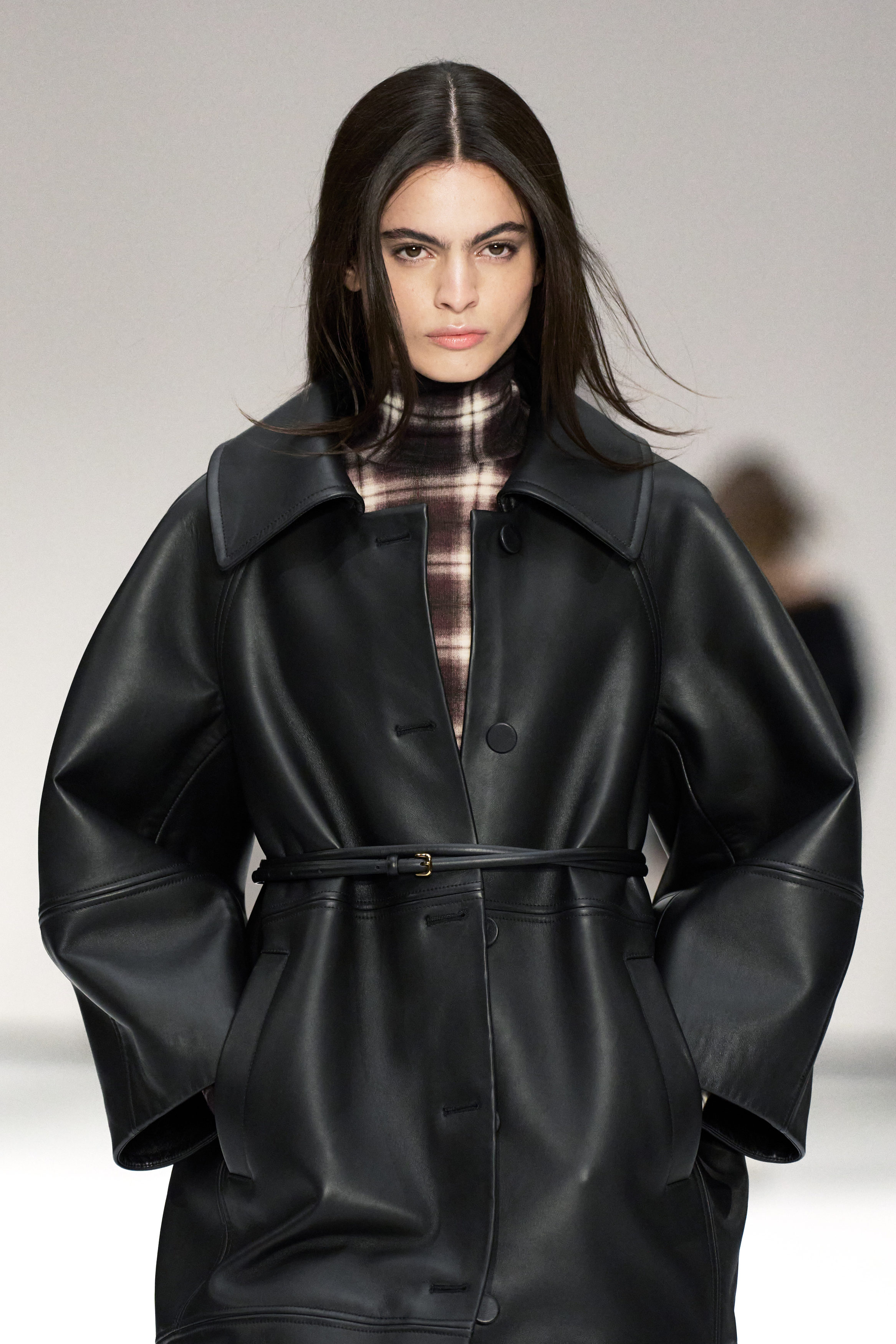 SCULPTURAL LEATHER COAT - DARK BROWN | COS