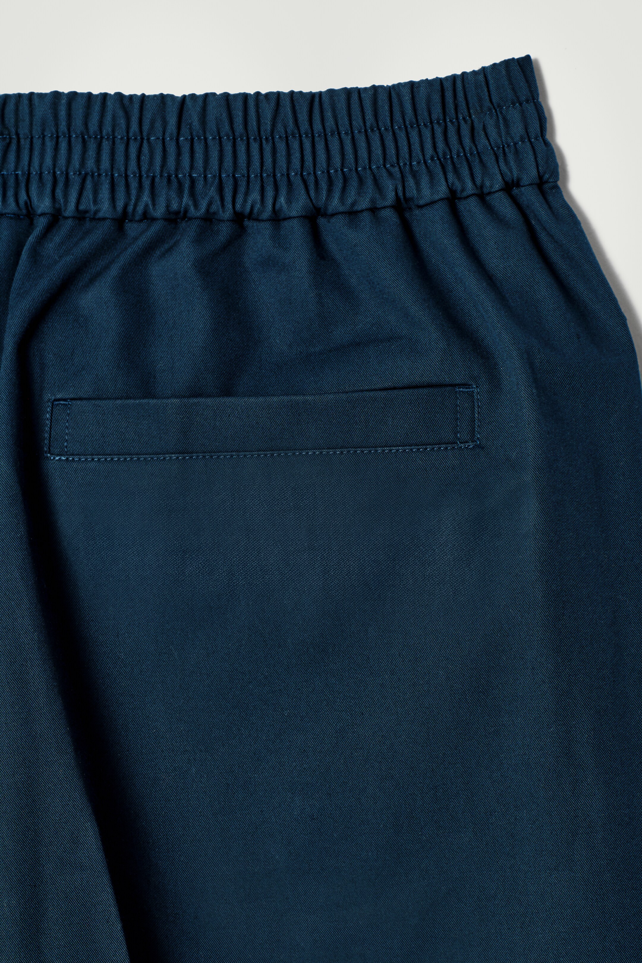 Agrandir l'image: SHORT OVERSIZE LARGE TAILLE ÉLASTIQUÉE - BLEU MARINE - HOMME | H&M CH 6