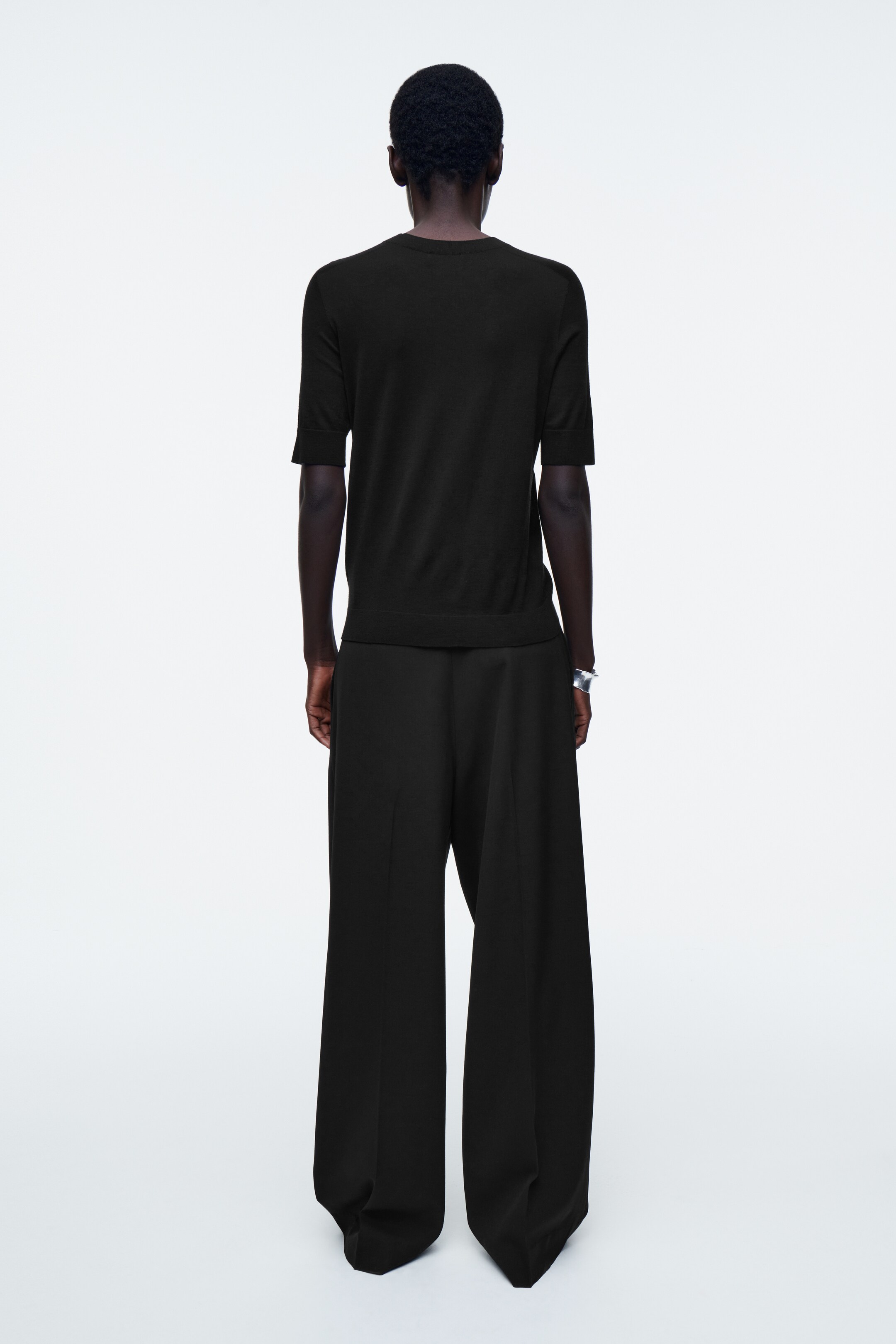 Größeres Bild ansehen: SCHMALES NAHTLOSES T-SHIRT AUS MERINOWOLLE - SCHWARZ - Ladies | H&M DE 4