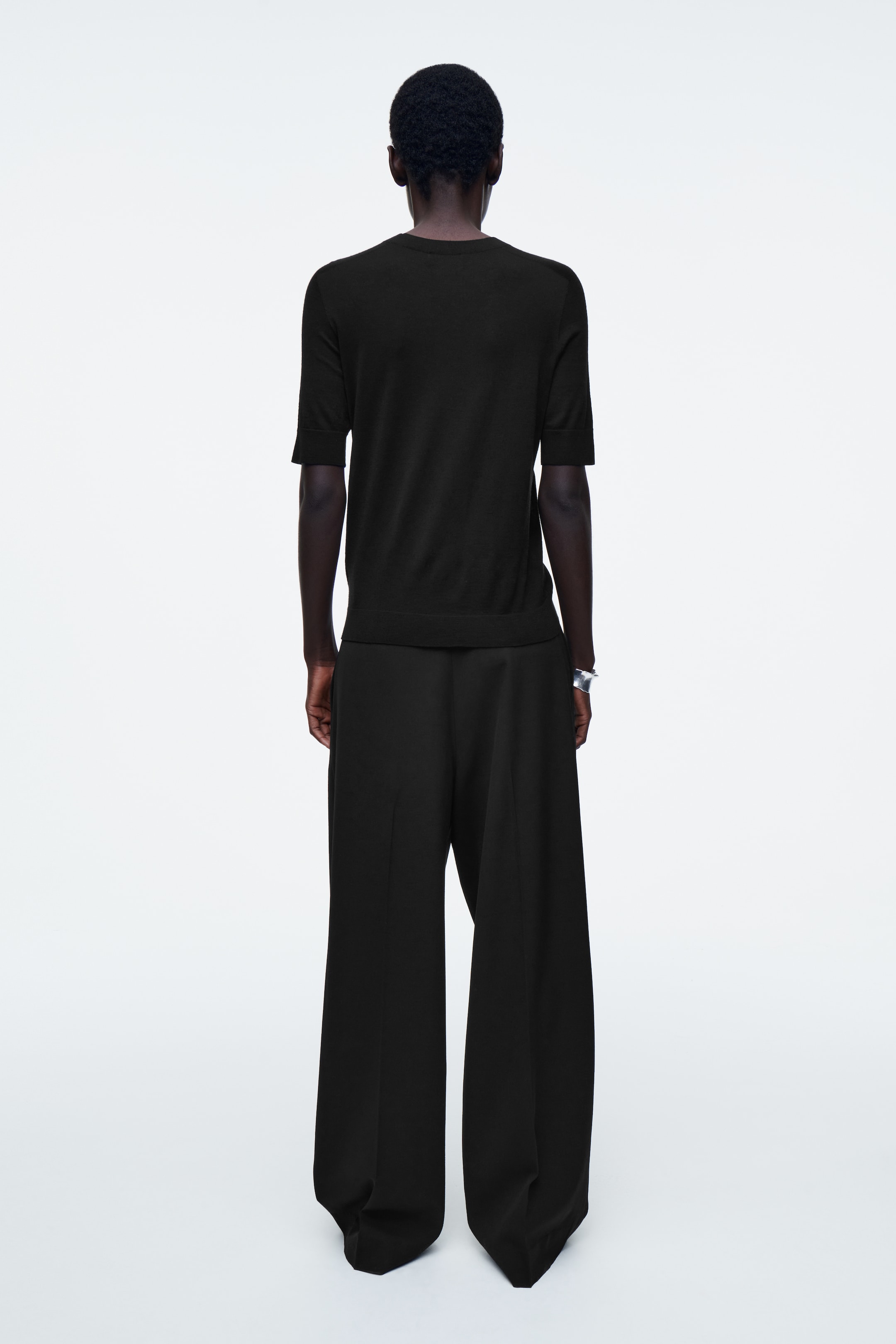 Größeres Bild ansehen: SCHMALES NAHTLOSES T-SHIRT AUS MERINOWOLLE - SCHWARZ - Ladies | H&M DE 4