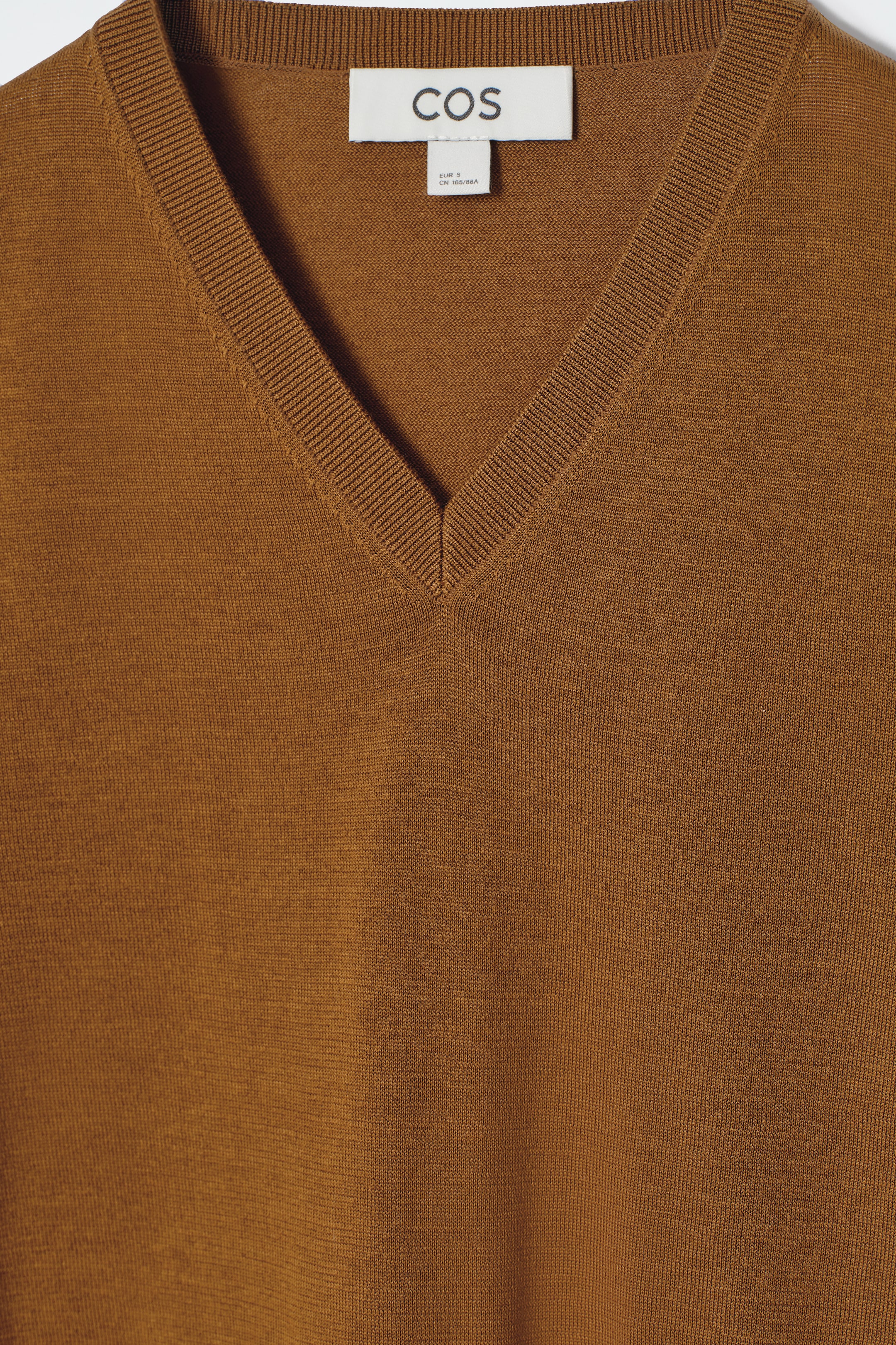 Ingrandisci l'immagine: KNITTED COTTON V-NECK T-SHIRT - OCHRE - DONNA | H&M CH 7