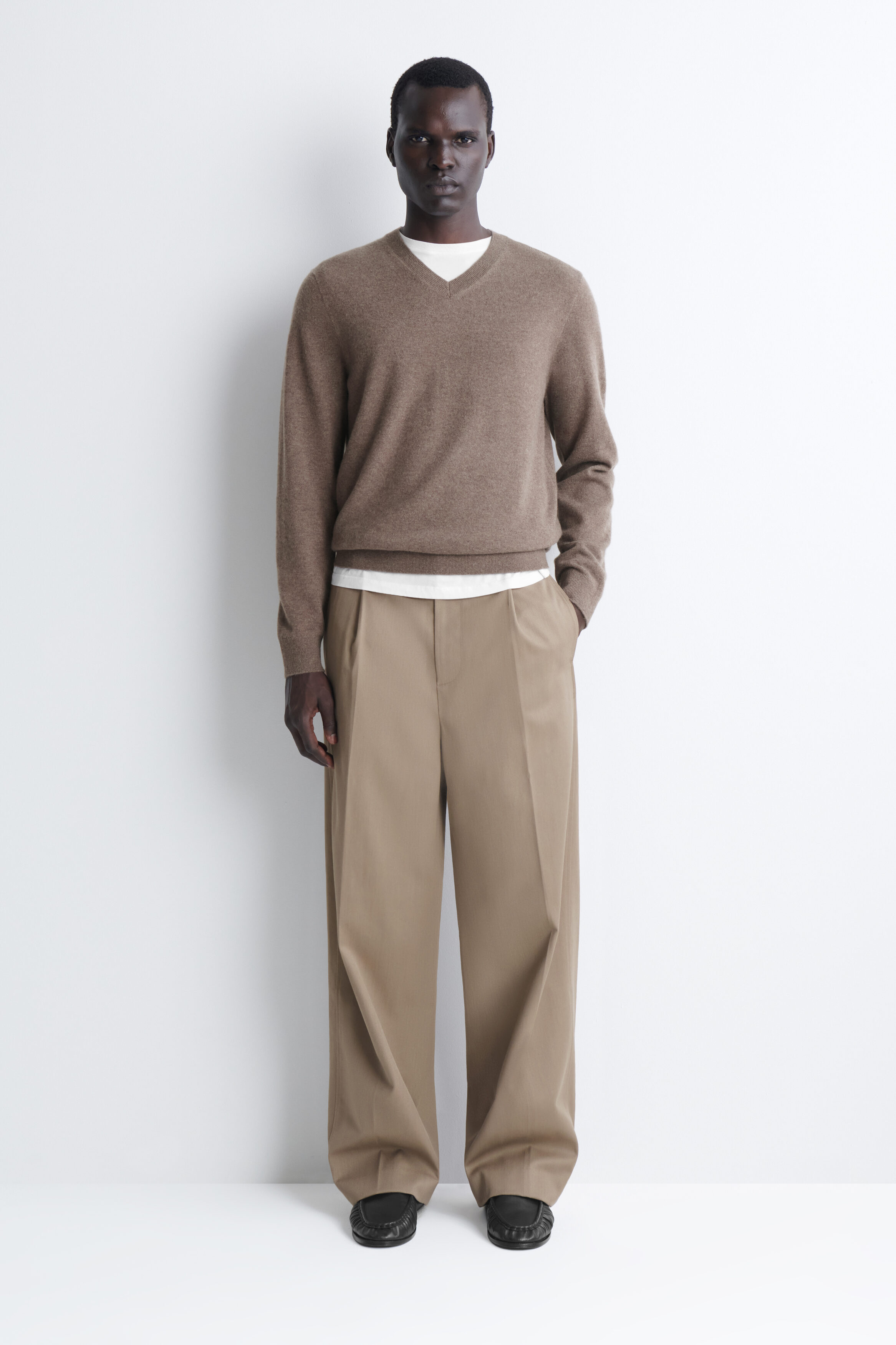 CASHMERE V-NECK SWEATER - thumbnail 8
