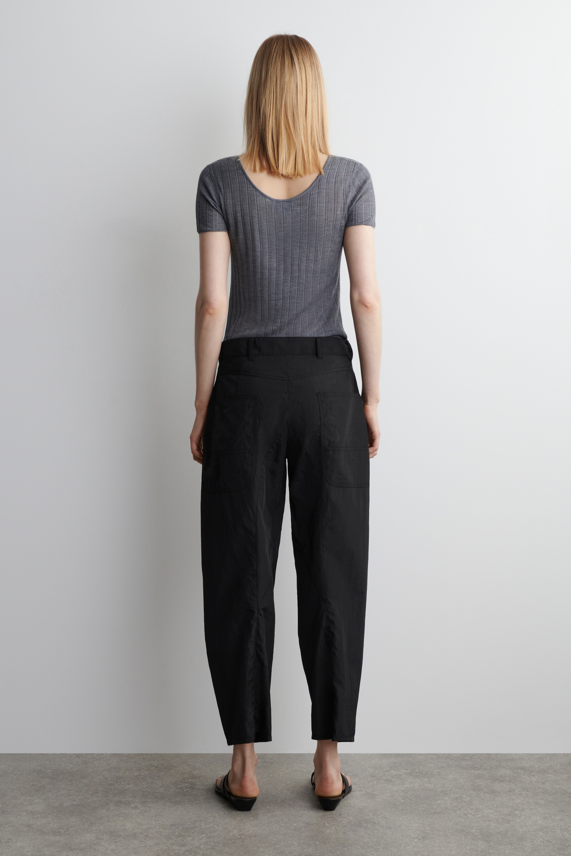 Grotere afbeelding bekijken: NYLON BROEK MET TROMPETPANTALON - ZWART - DAMES | H&M NL 5
