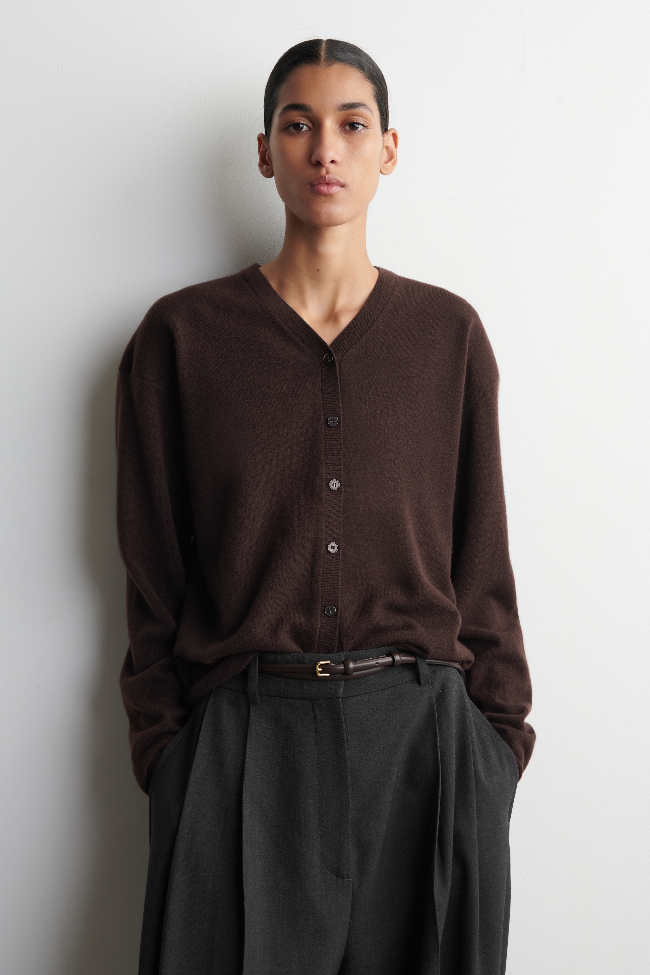 הצגת תמונה גדולה יותר: קרדיגן צמר עם צווארון V - חום כהה - Ladies | H&M IL 1