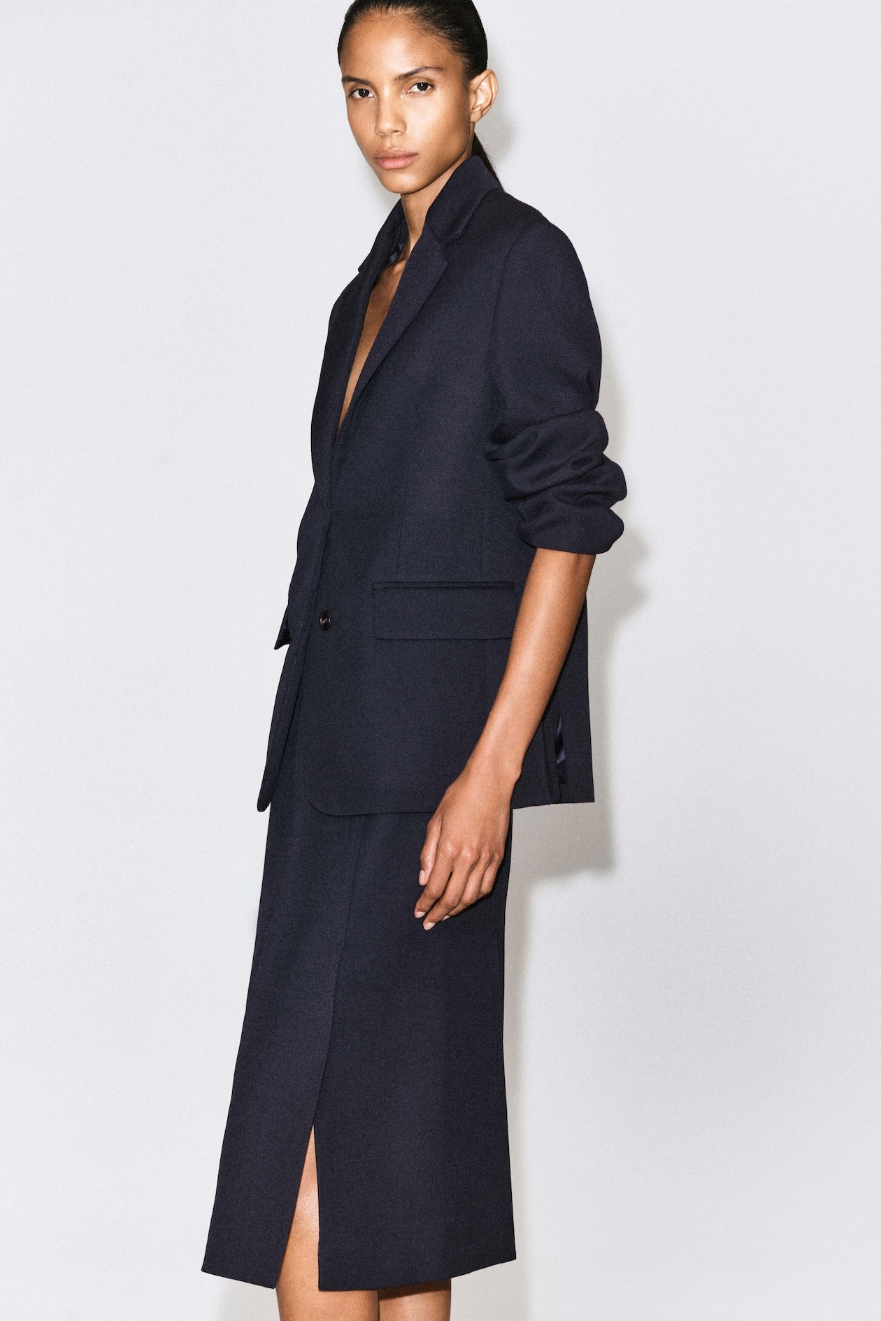 TAILORED SPLIT-HEM WOOL MIDI SKIRT — MIDNIGHT