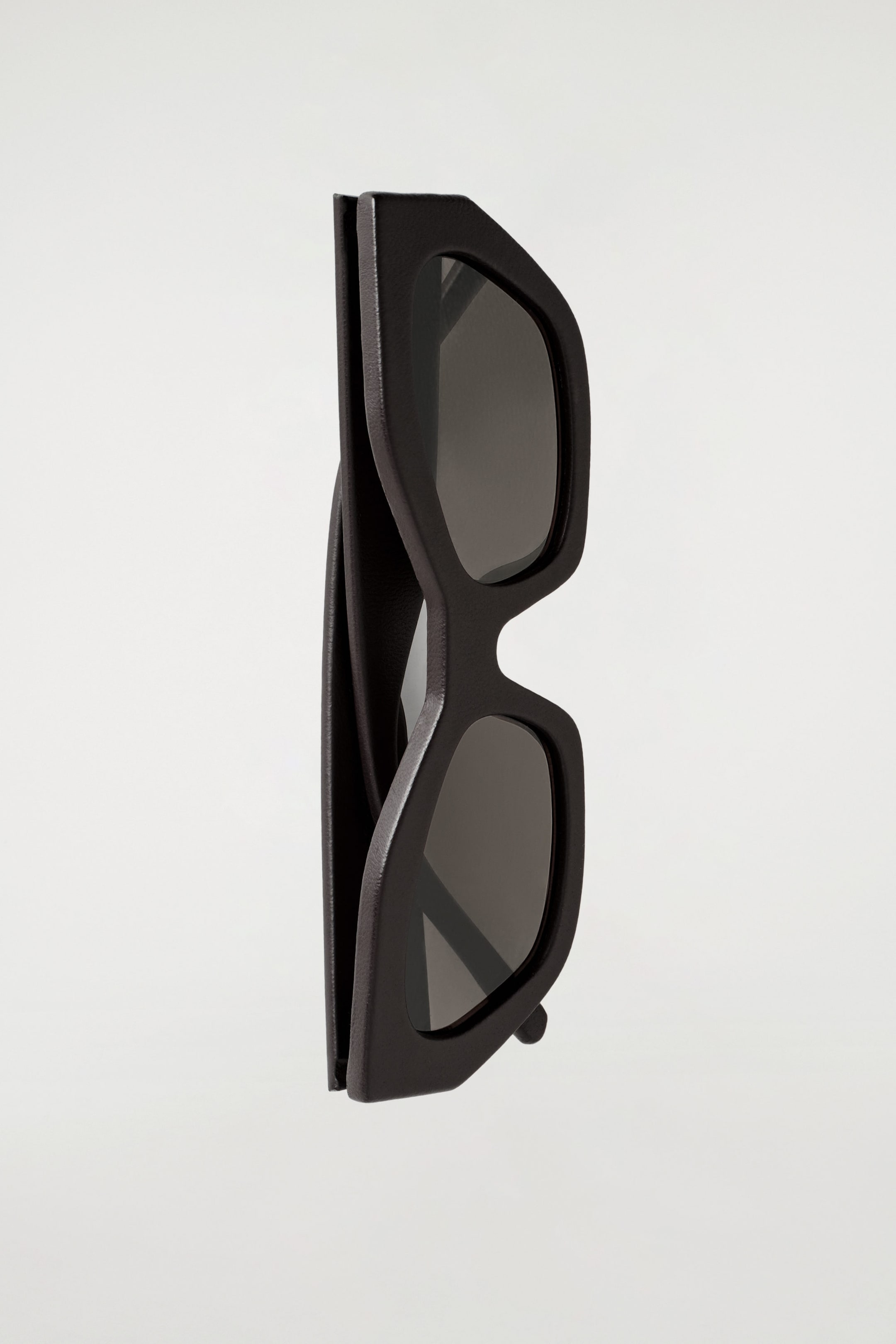 LEATHER CAT-EYE SUNGLASSES