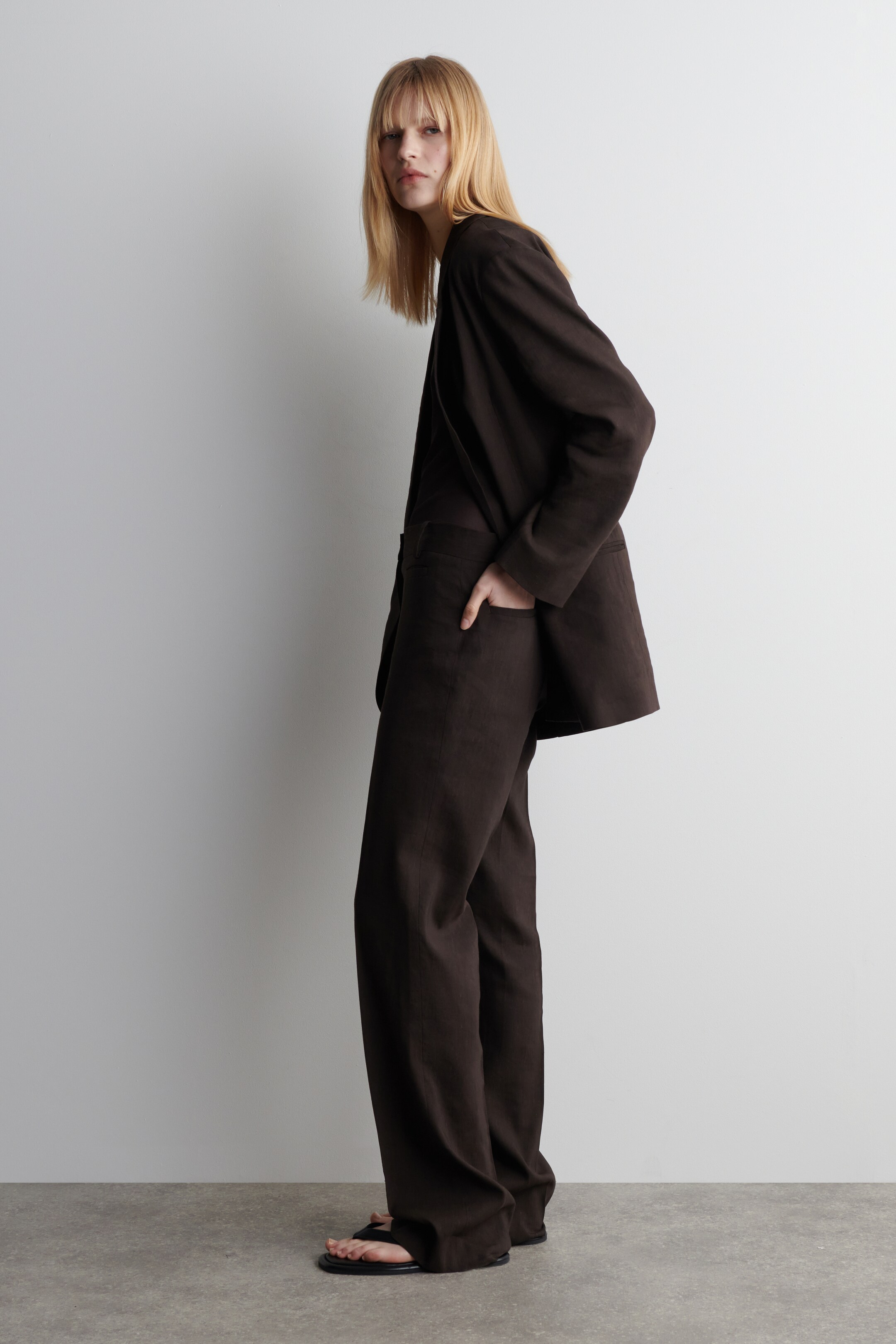 Grösseres Bild ansehen: ELEGANTE LEINENHOSE MIT GERADEM BEIN - DUNKELBRAUN - DAMEN | H&M CH 5
