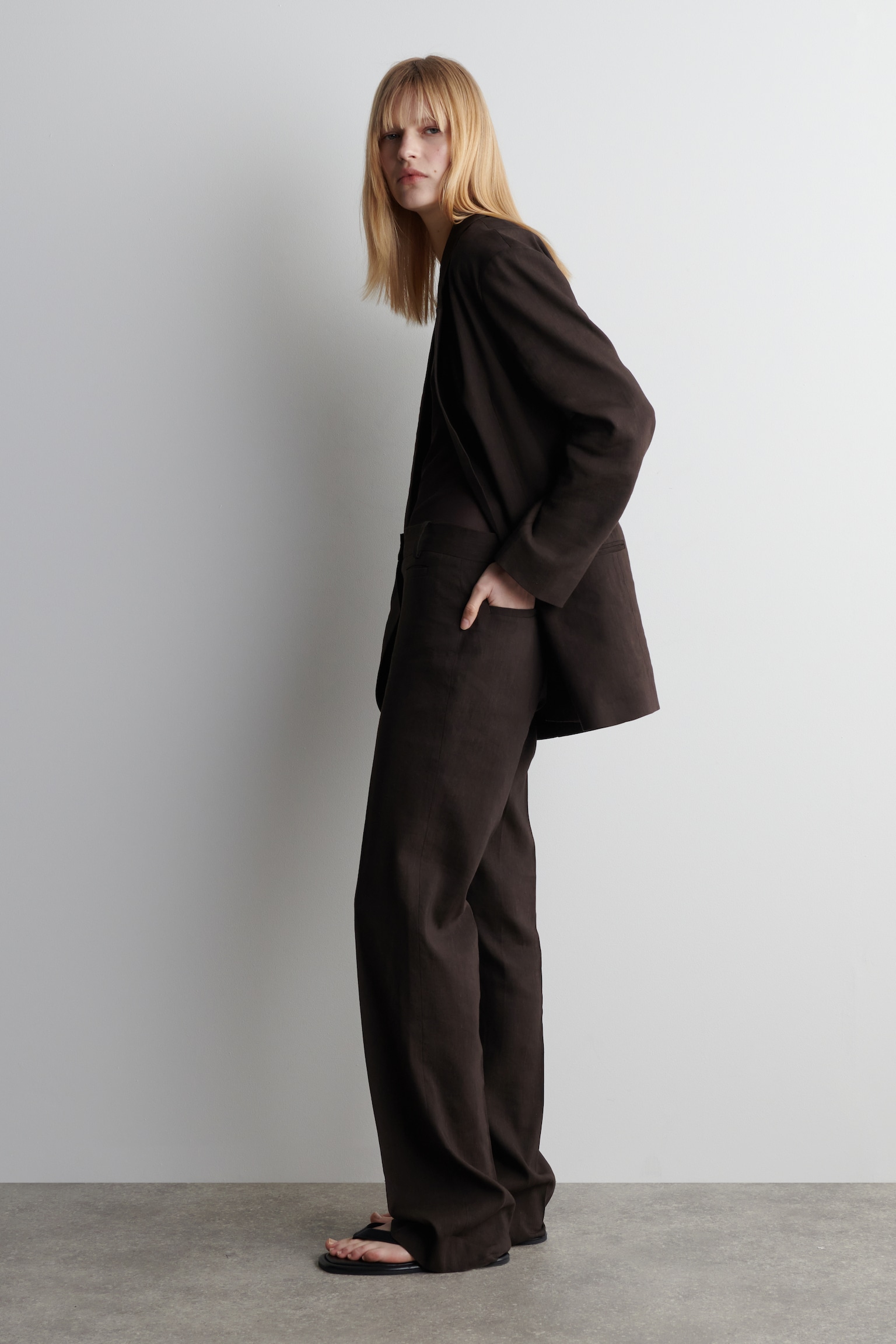 PANTALÓN DE TRAJE DE LINO CORTE RECTO - MARRÓN OSCURO - 3