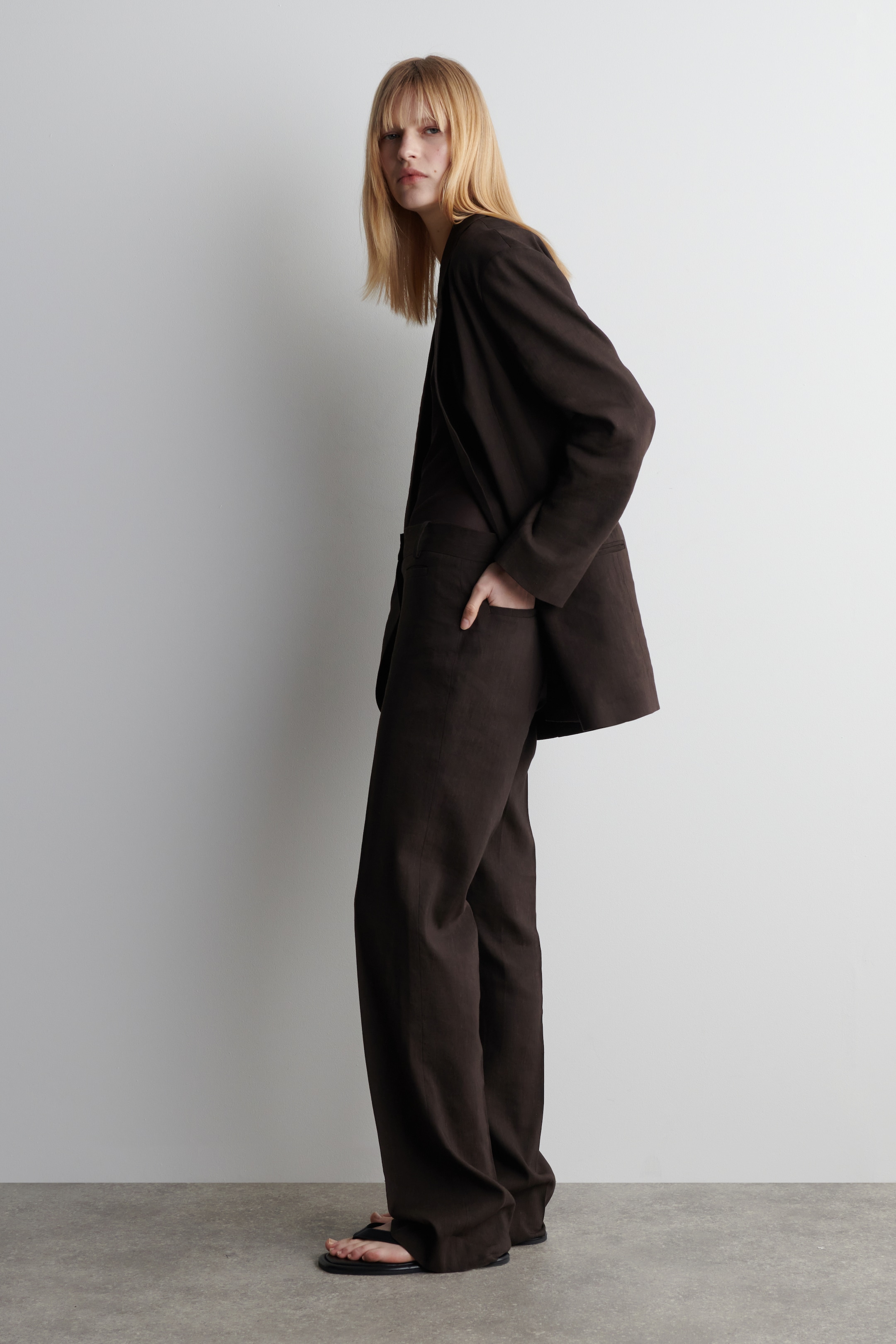 Größeres Bild anzeigen: ELEGANTE LEINENHOSE MIT GERADEM BEIN - DUNKELBRAUN - Ladies | H&M AT 4