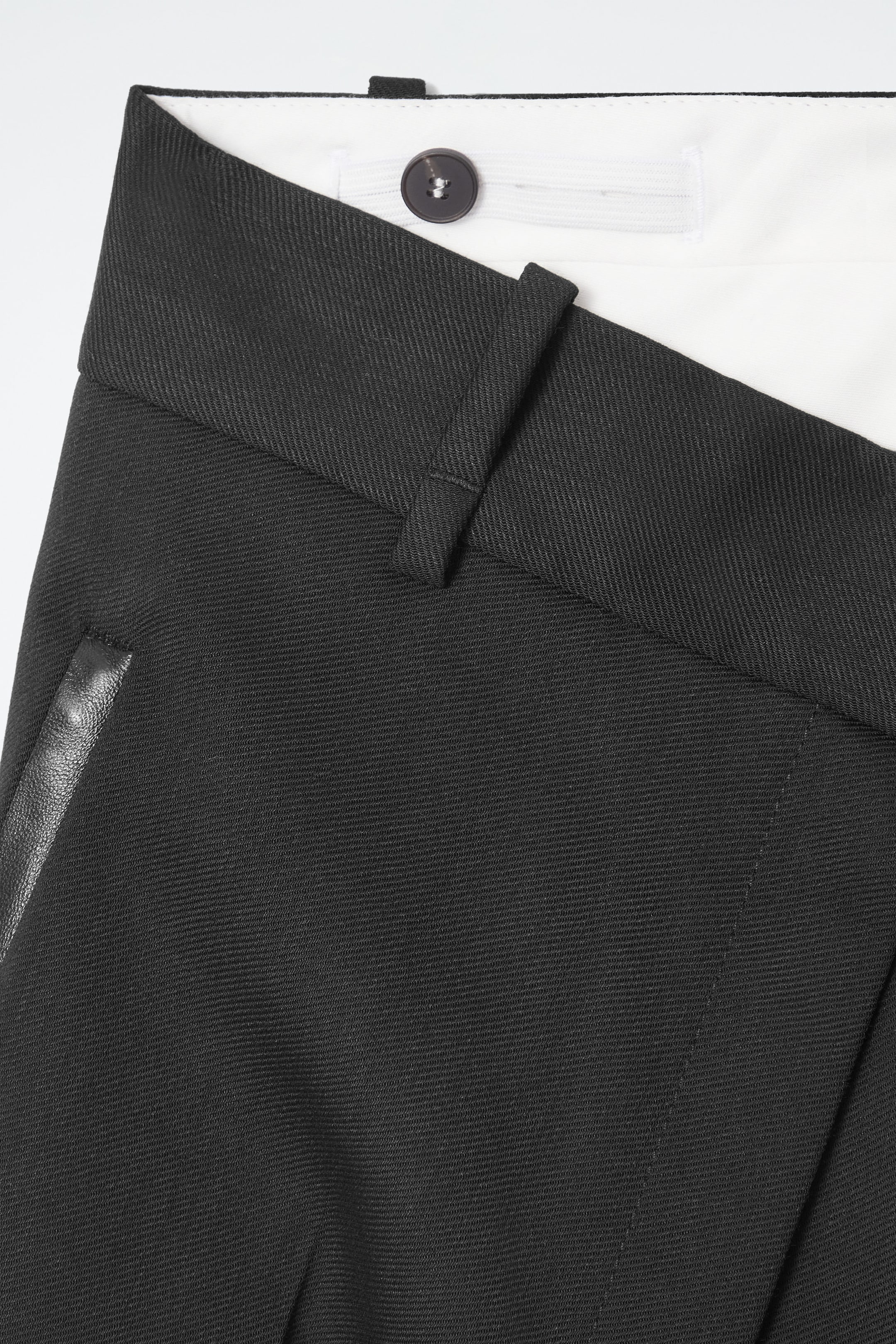 THE TAILORED BARRELLEG TROUSERS