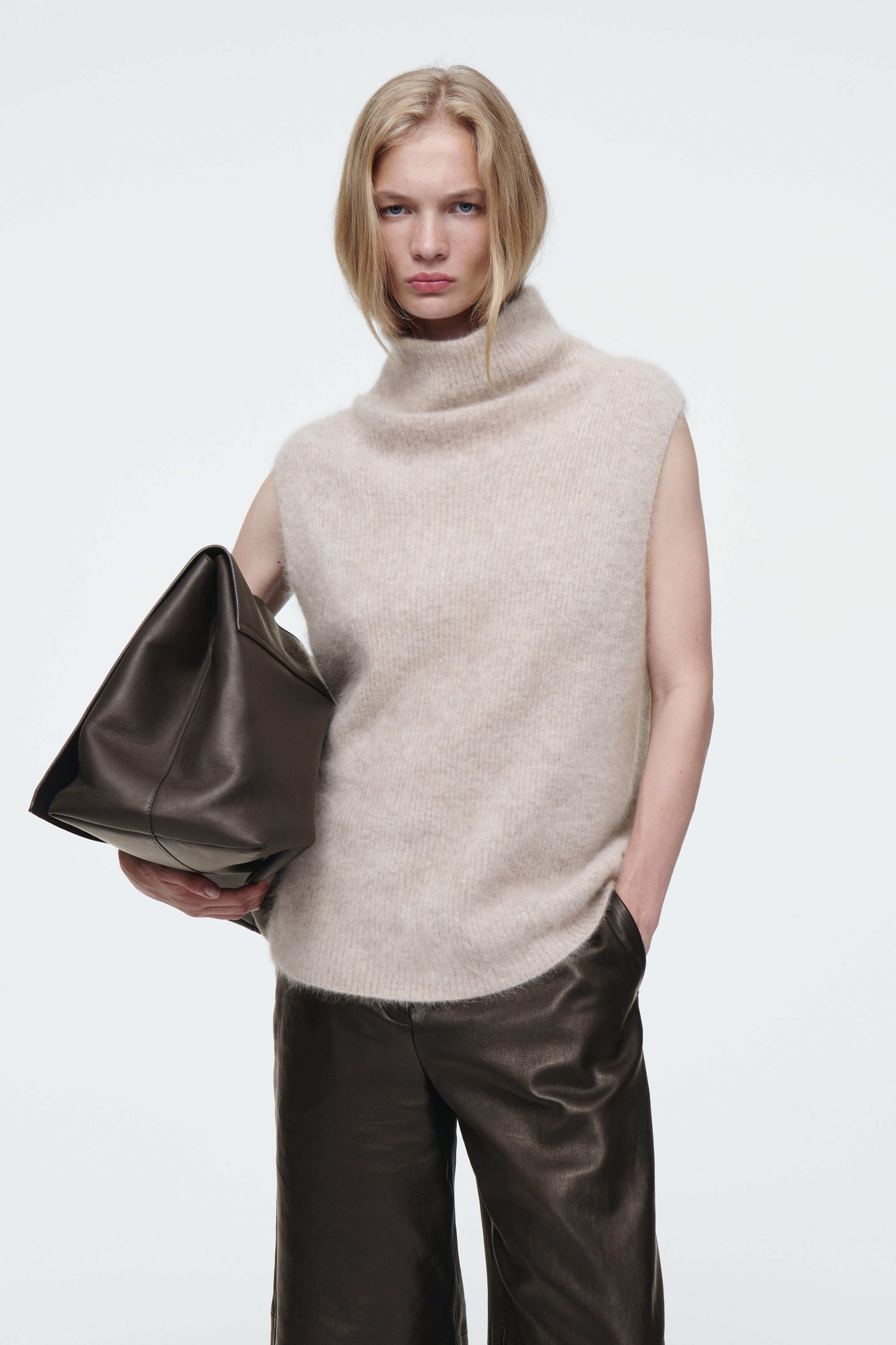 Tシャツ・カットソー SALVATORE FERRAGAMO Grey Stretch Cashmere Blend Vest THE FUNNEL-NECK BRUSHED-CASHMERE VEST - LATTE | COS