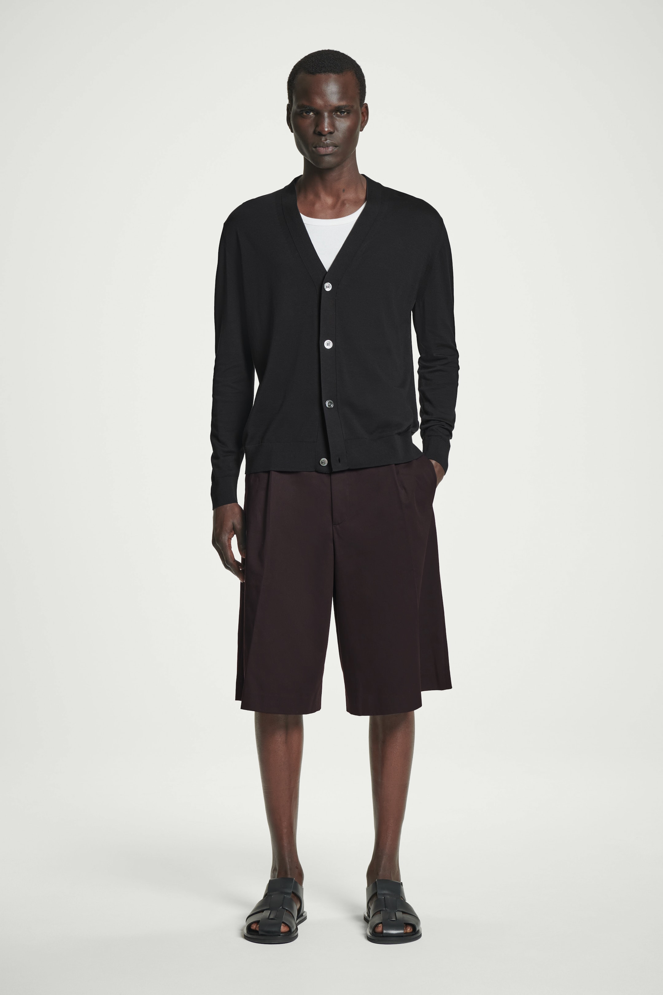 Ingrandisci l'immagine: TAILORED WIDE-LEG SHORTS - DARK BROWN - UOMO | H&M CH 1
