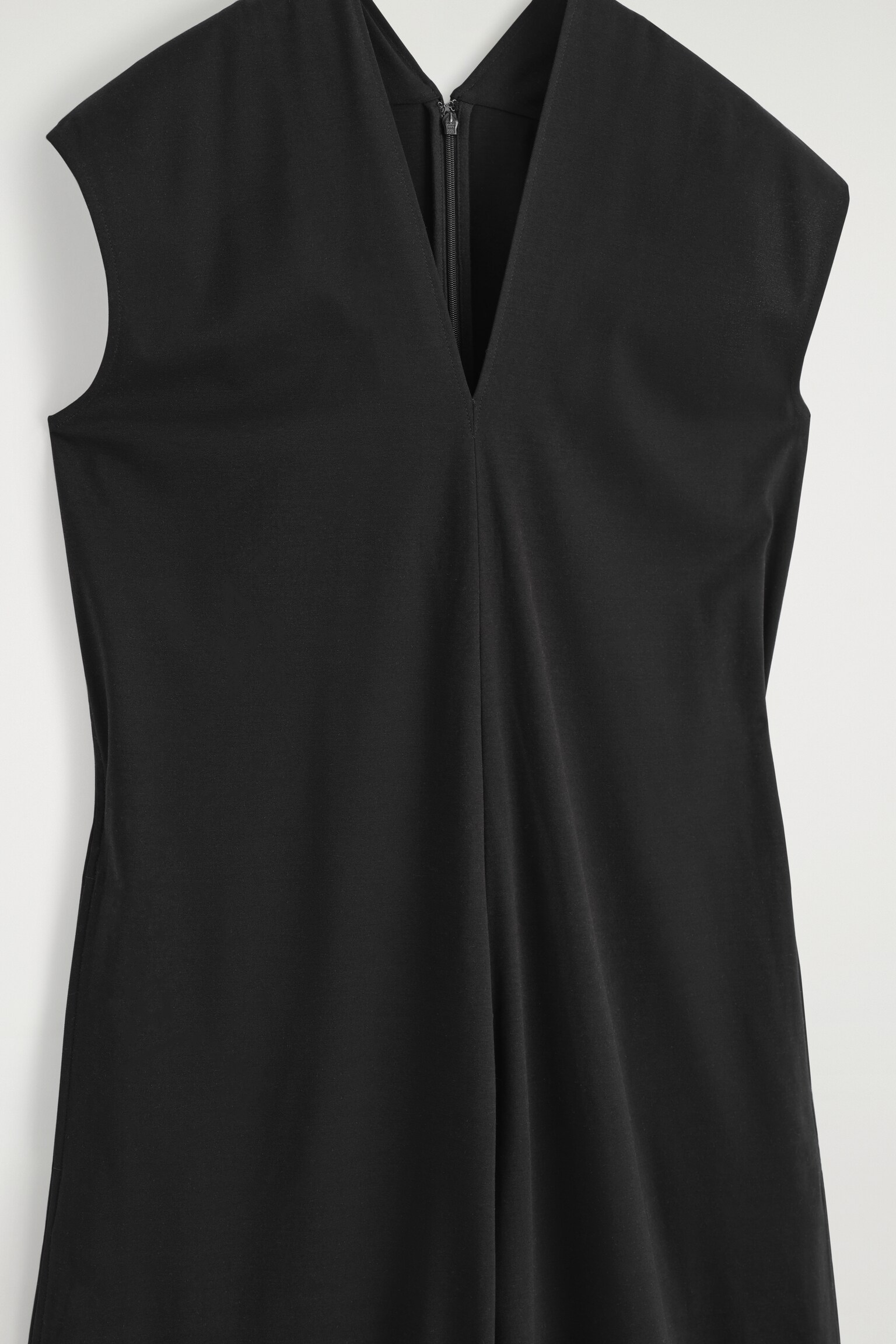 MONO ELÁSTICO CON CUELLO DE PICO - NEGRO - 5