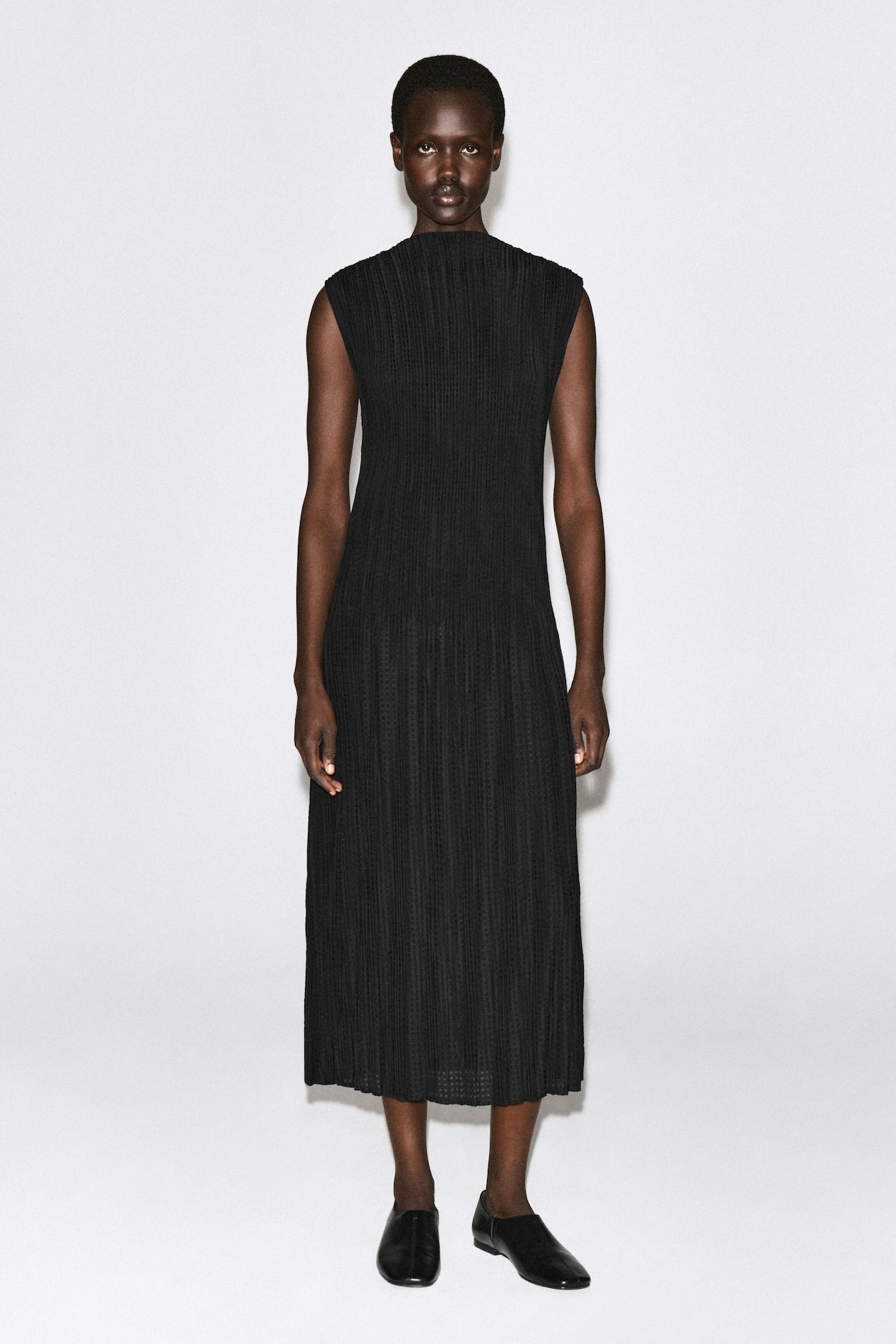 PLEATED JACQUARD SLEEVELESS MAXI DRESS — BLACK