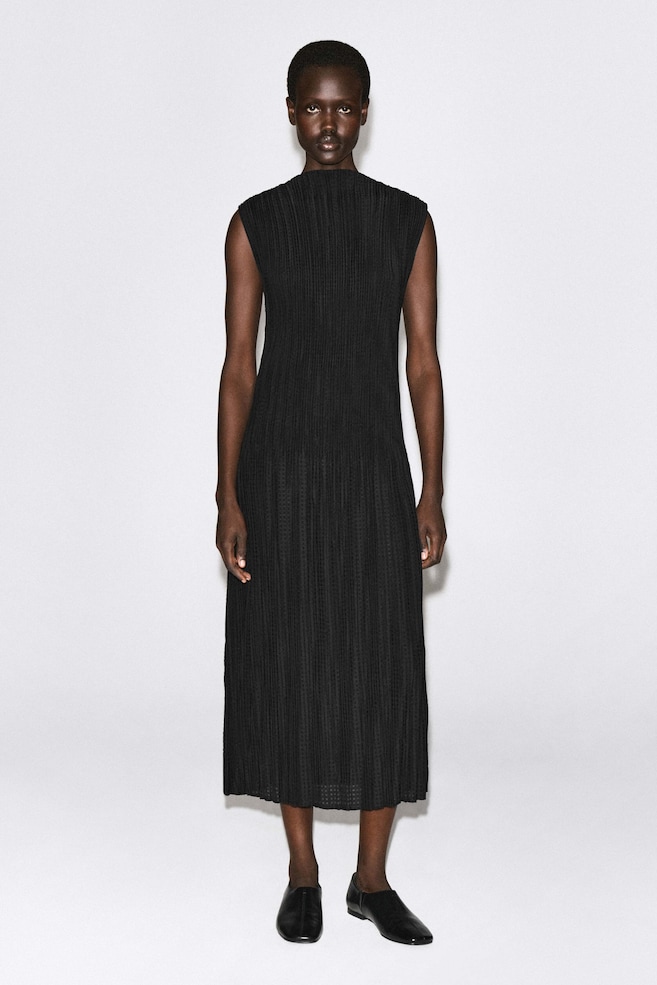 PLEATED JACQUARD SLEEVELESS MAXI DRESS — BLACK