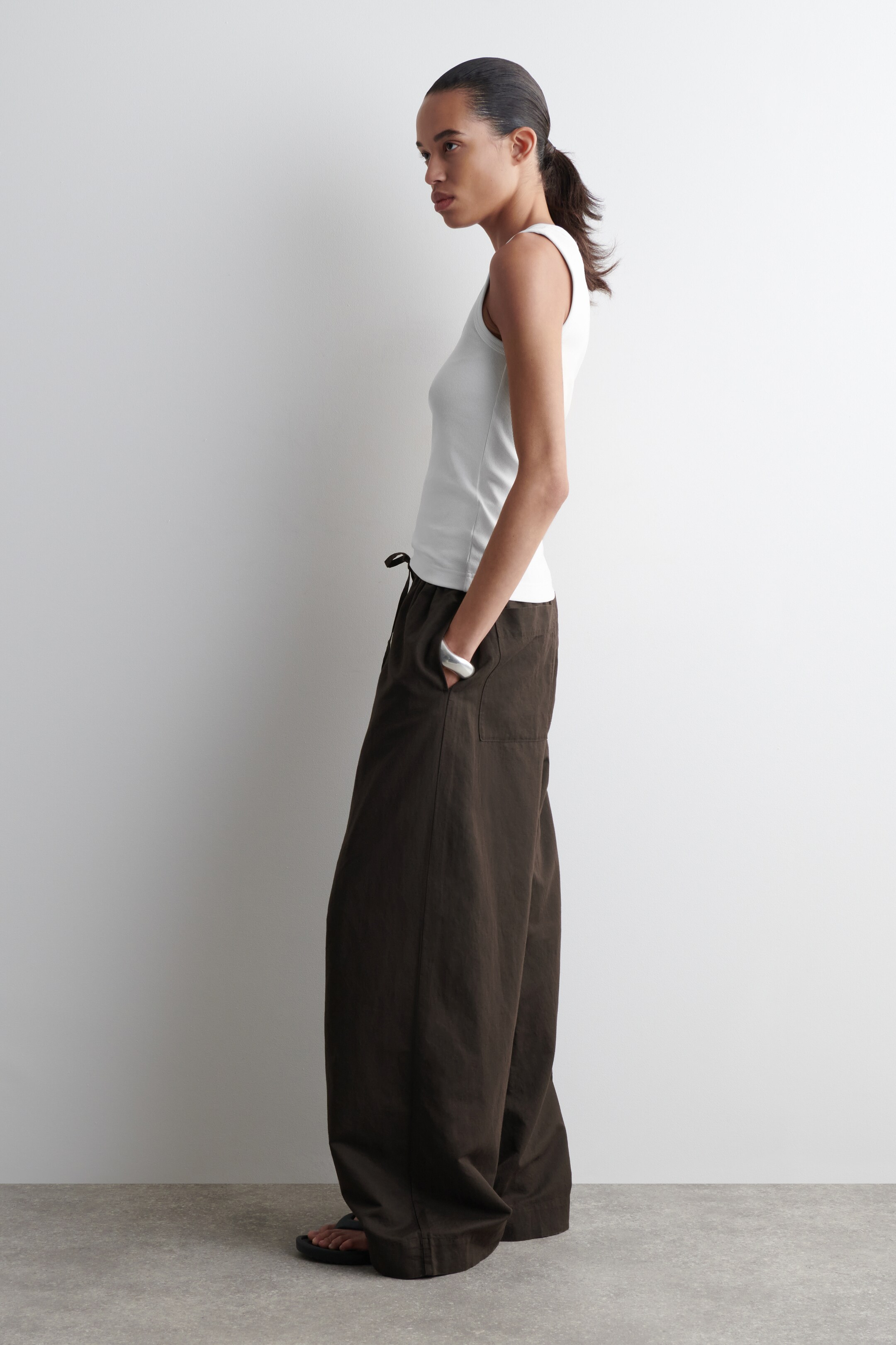 View larger image: RIBBED SCOOP-NECK TANK TOP - WHITE - Ladies | H&M GB 4