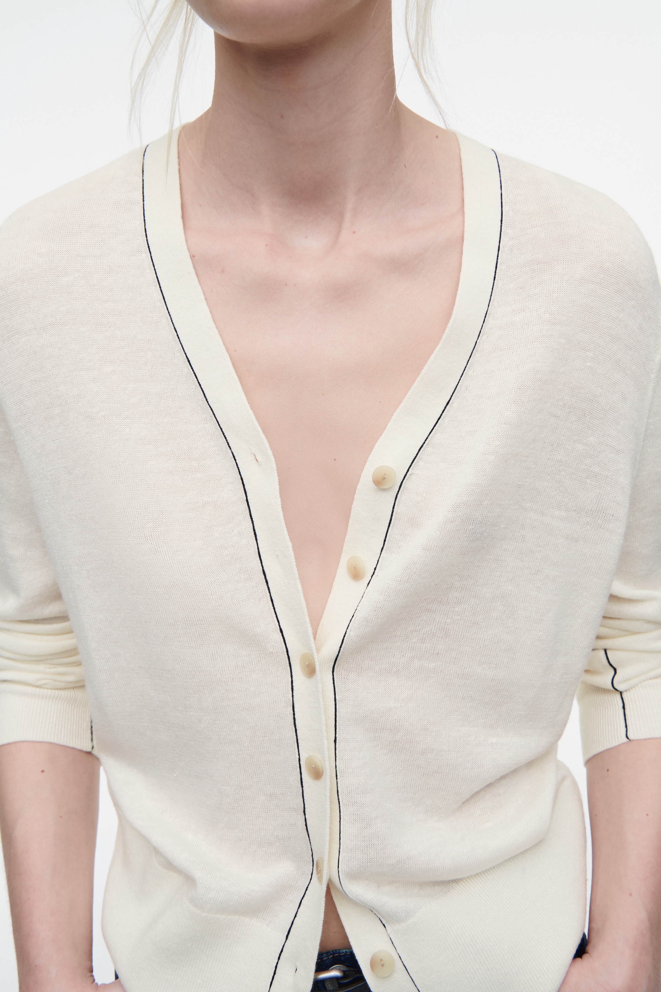 View larger image: MERINO WOOL-LINEN BLEND V-NECK CARDIGAN - OFF-WHITE - Ladies | H&M GB 3