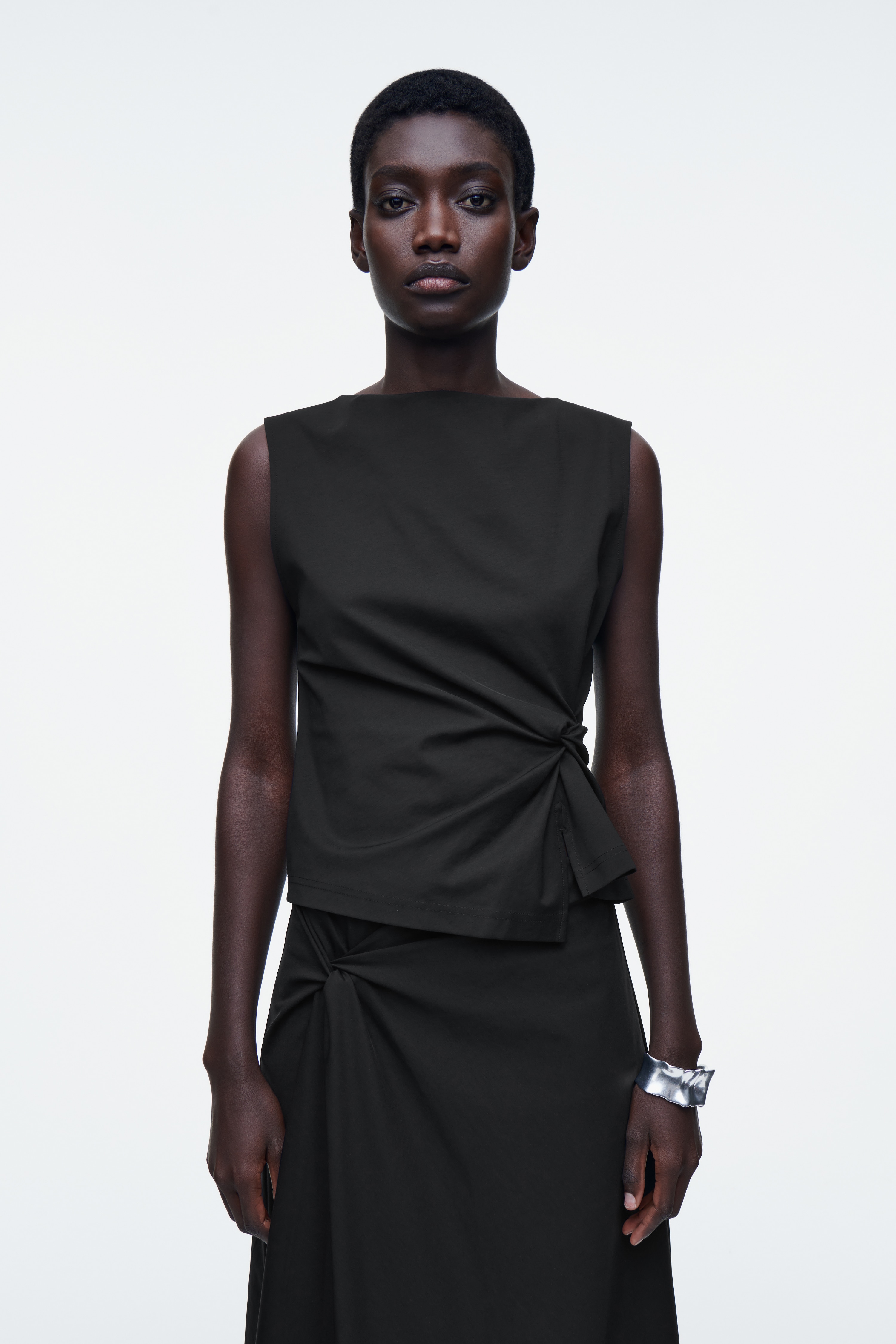 TOP MIT TWIST-DETAIL - SCHWARZ