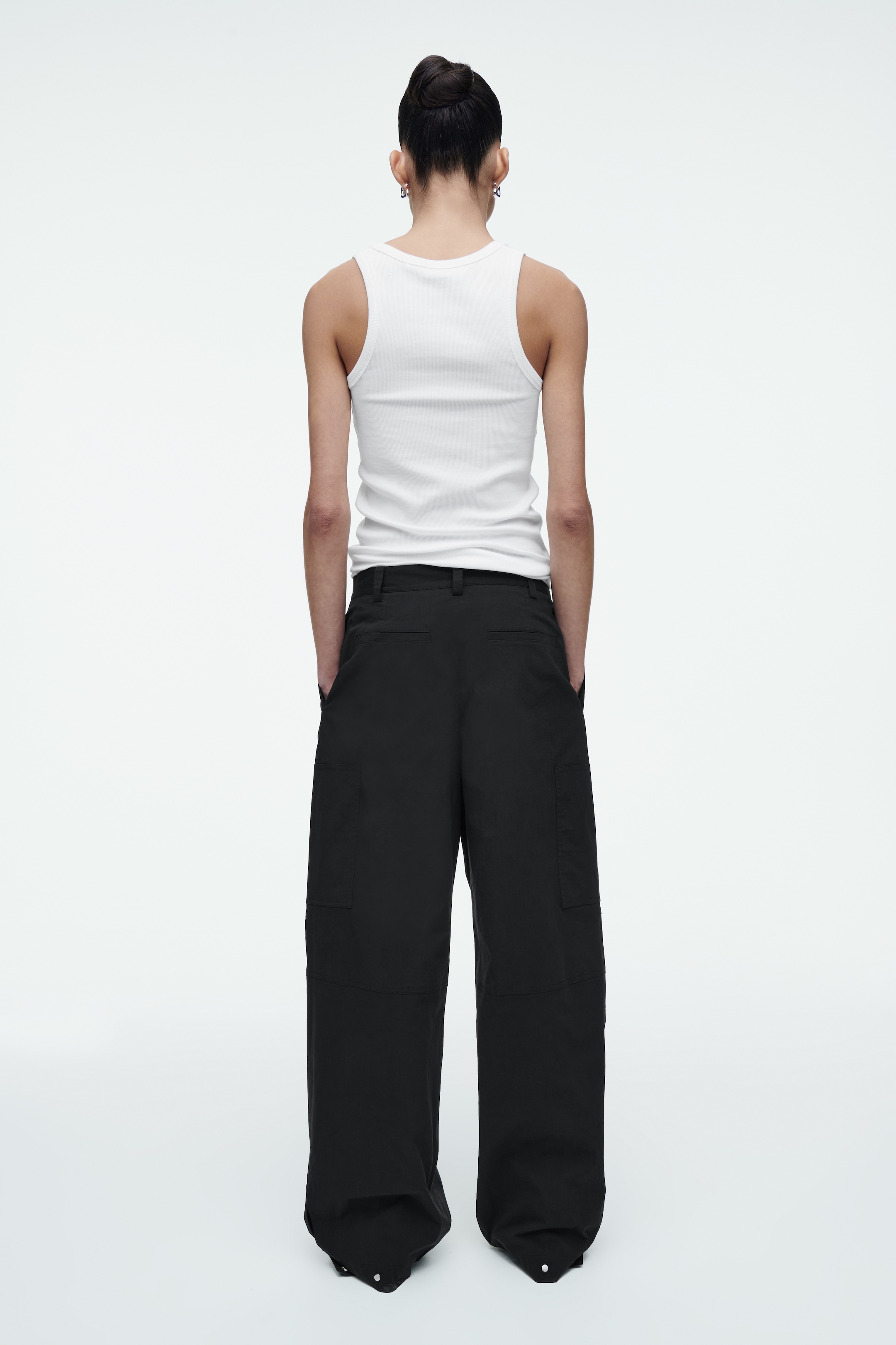 Größeres Bild anzeigen: UTILITY-CARGOHOSE MIT BARREL-BEIN - SCHWARZ - Ladies | H&M AT 6