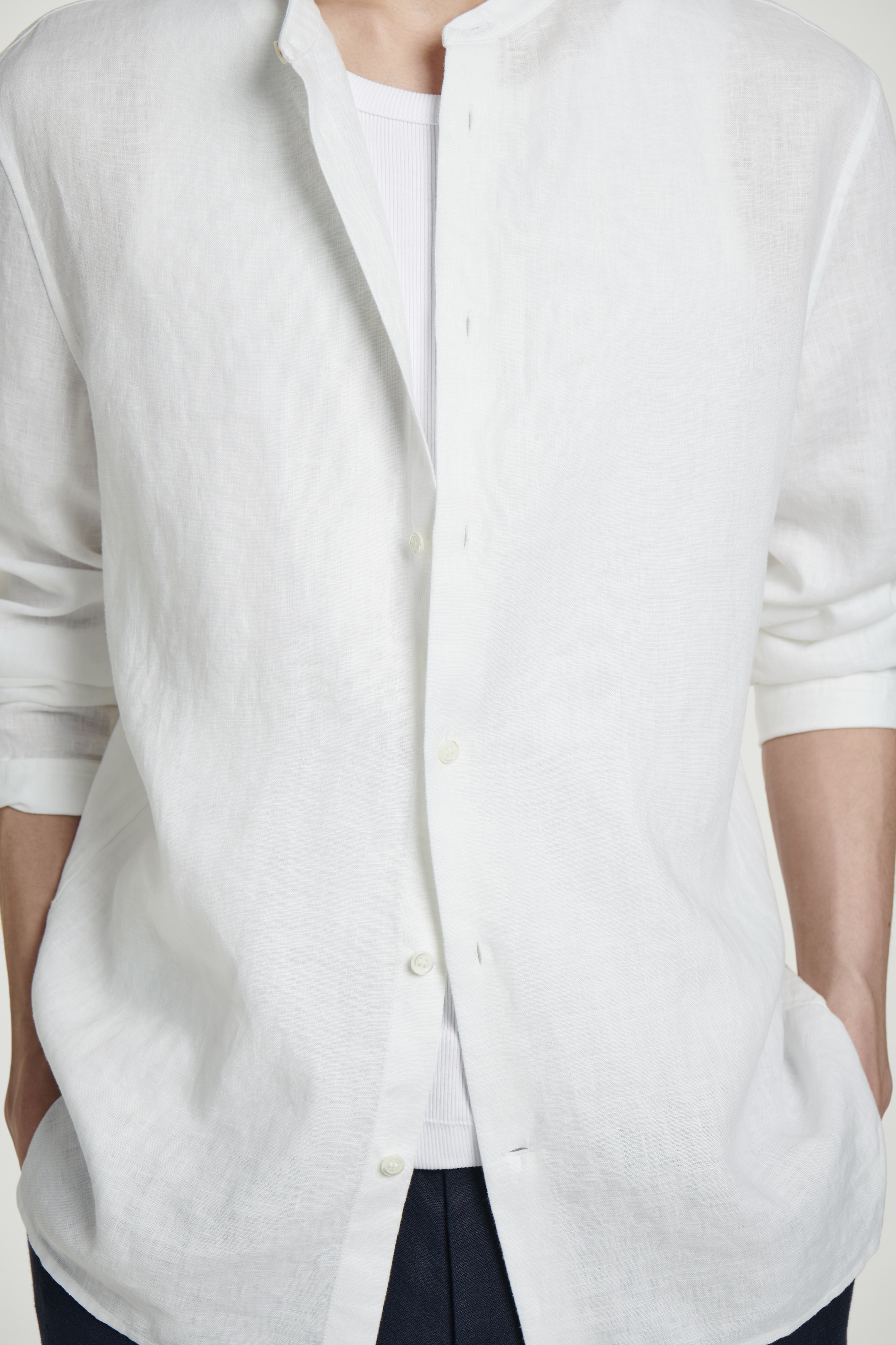 Visa större bild: LINNESKJORTA MED MURARKRAGE - VIT - HERR | H&M SE 5